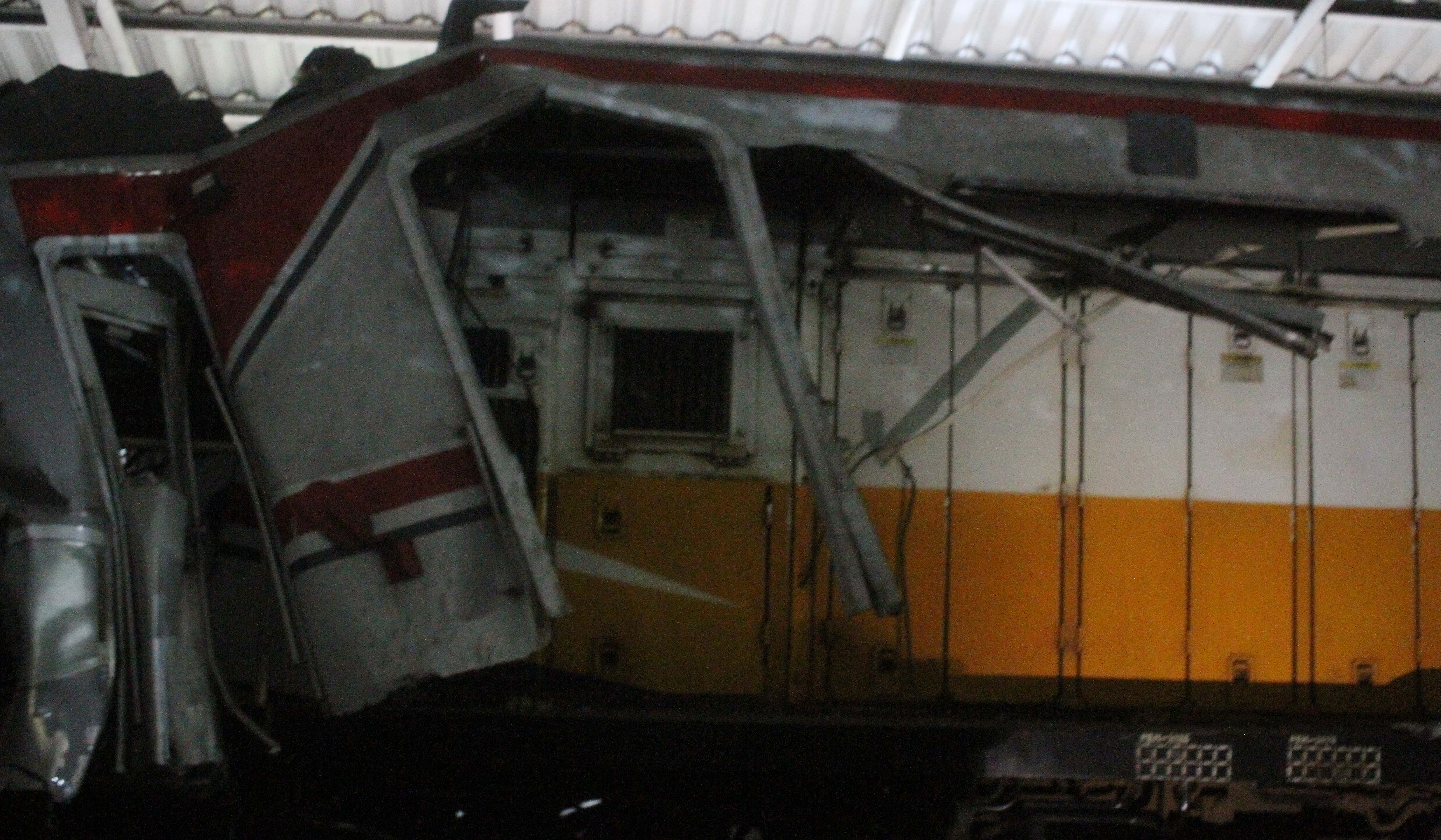 Kondisi kereta tampak hancur usai bertabrakan di Stasiun Bekasi Timur. (Agus Priatna/SinPo.id)