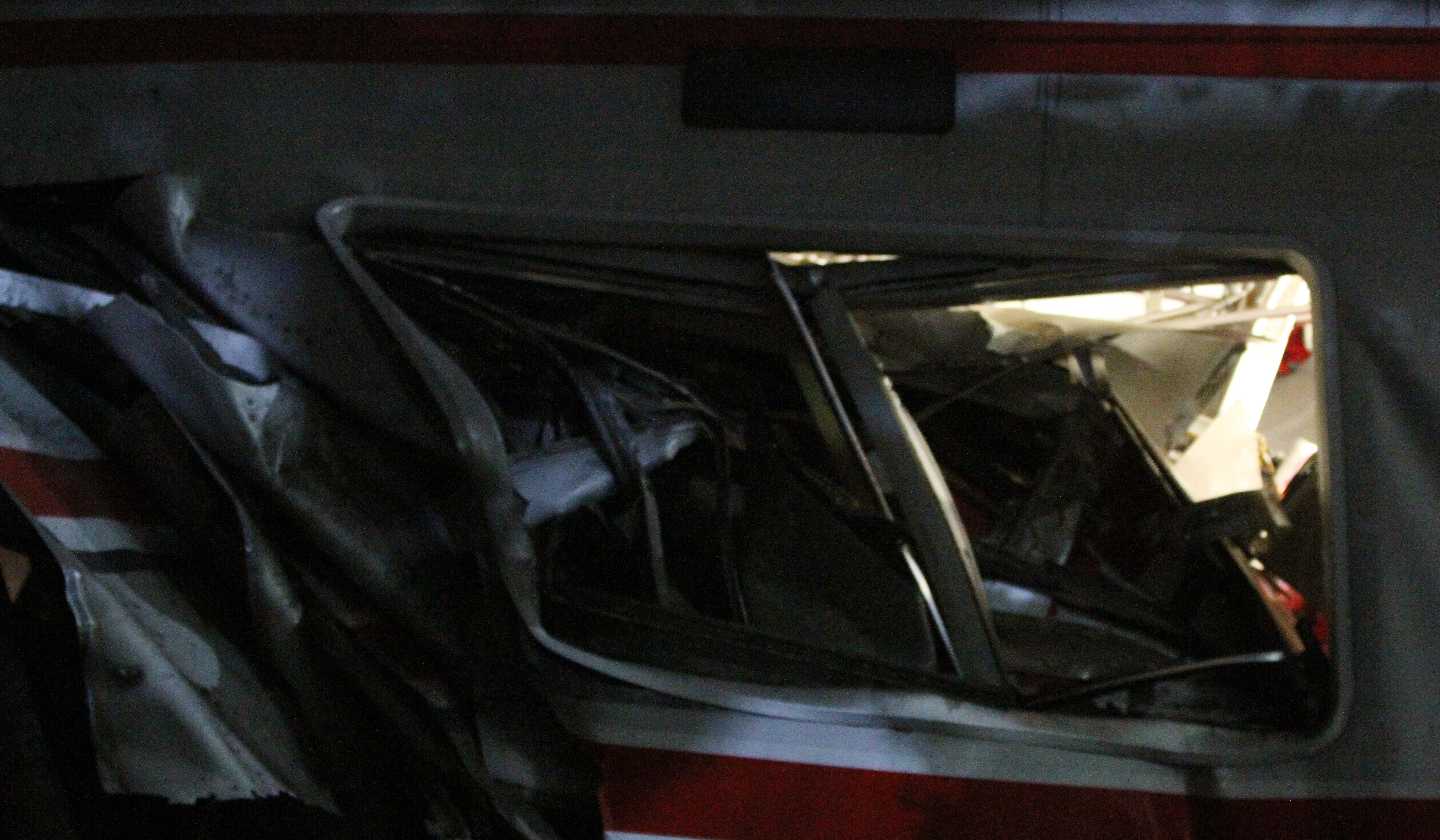 Kondisi kereta tampak hancur usai bertabrakan di Stasiun Bekasi Timur. (Agus Priatna/SinPo.id)