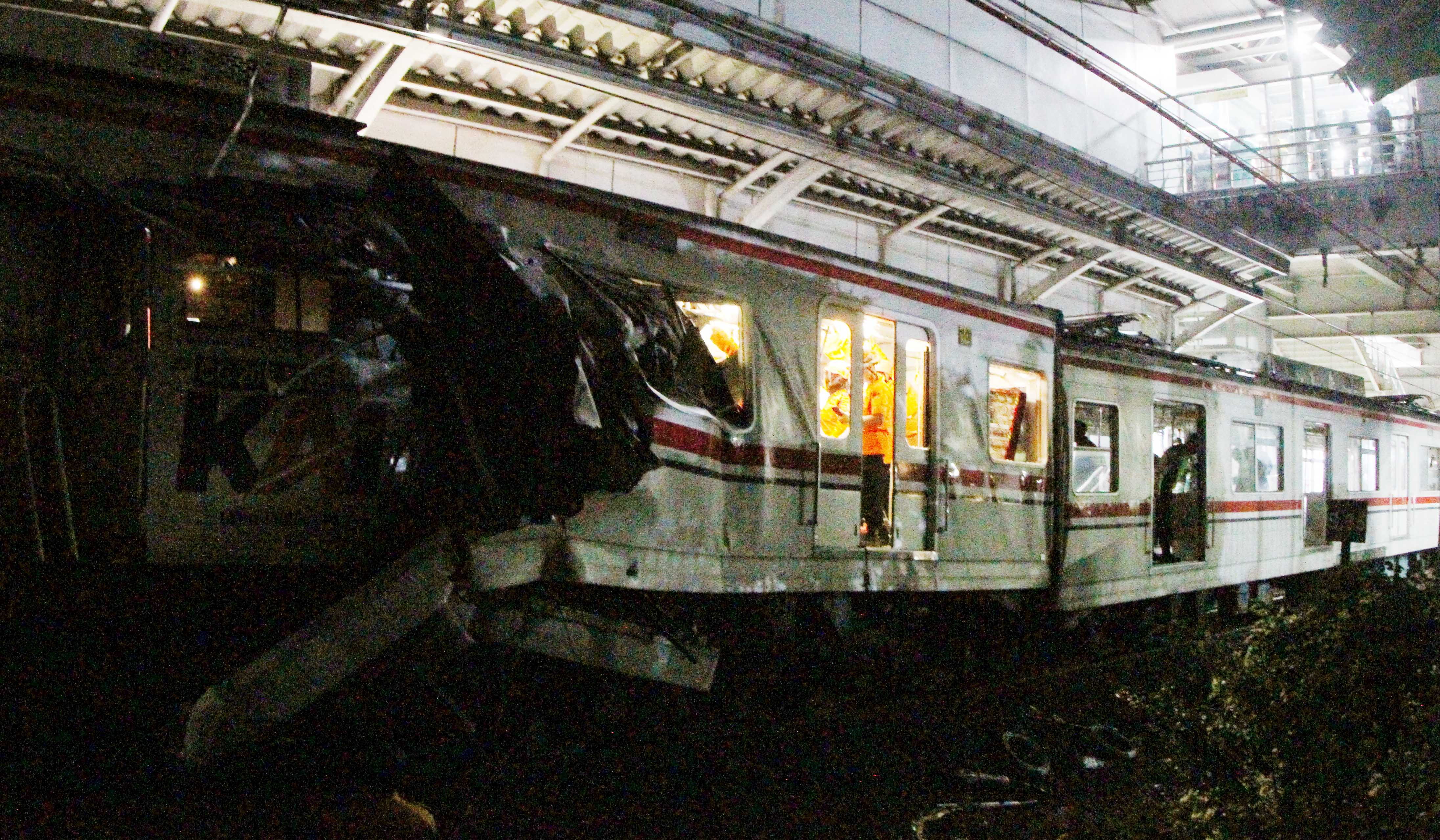 Kondisi kereta tampak hancur usai bertabrakan di Stasiun Bekasi Timur. (Agus Priatna/SinPo.id)