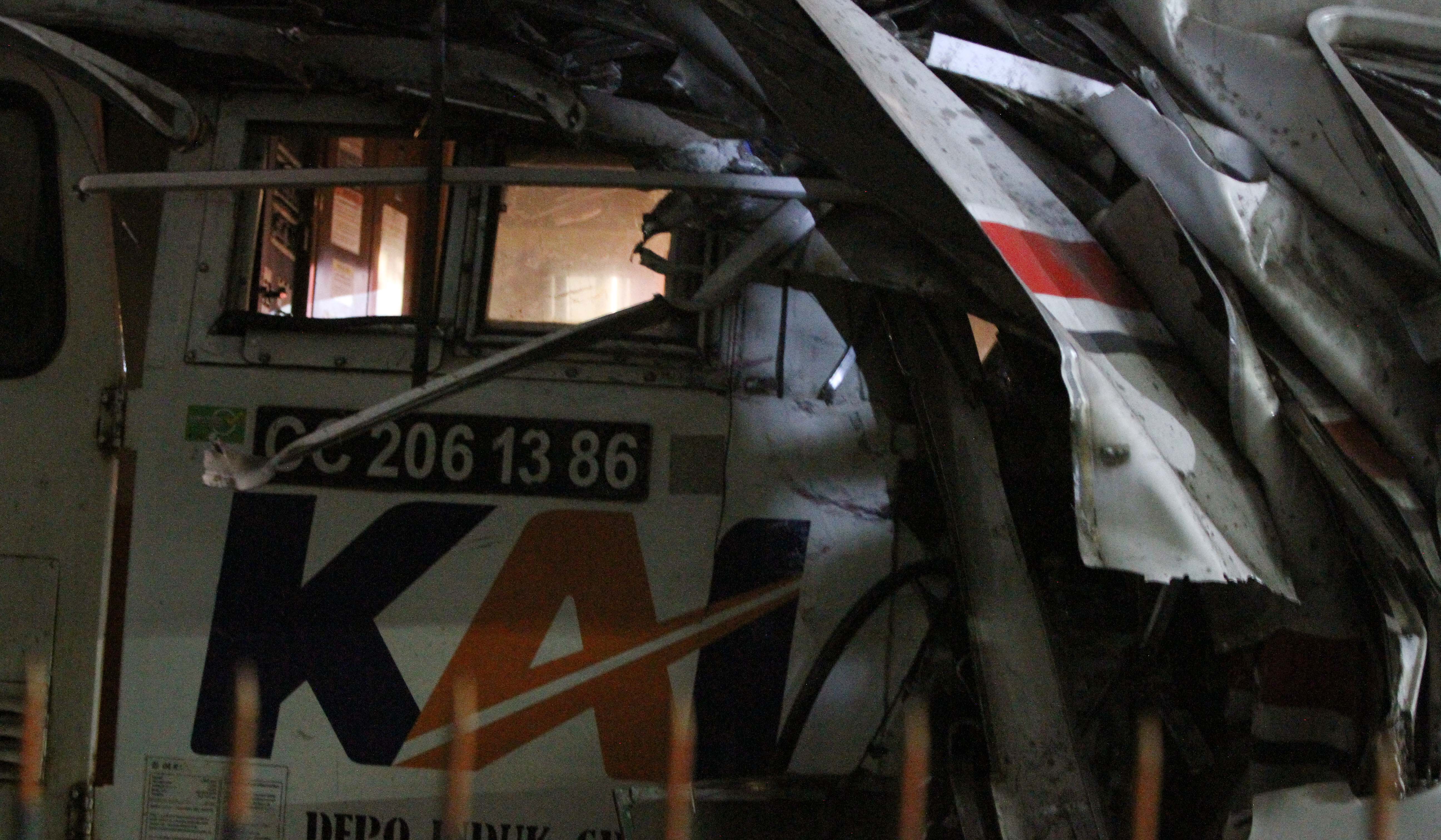 Kondisi kereta tampak hancur usai bertabrakan di Stasiun Bekasi Timur. (Agus Priatna/SinPo.id)