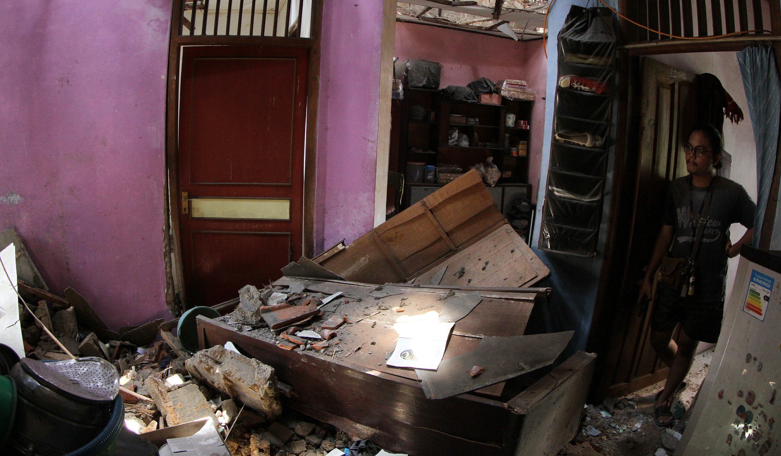 Kondisi rumah hancur akibat ledakan di Pondok Cabe. (Agus Priatna/SinPo.id)