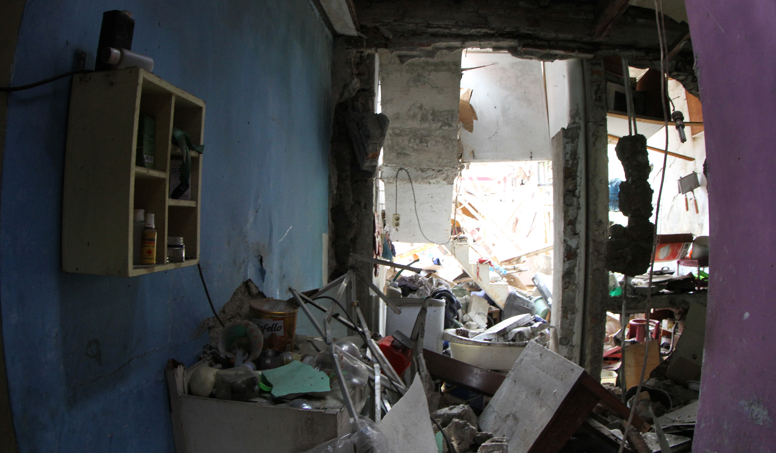 Kondisi rumah hancur akibat ledakan di Pondok Cabe. (Agus Priatna/SinPo.id)