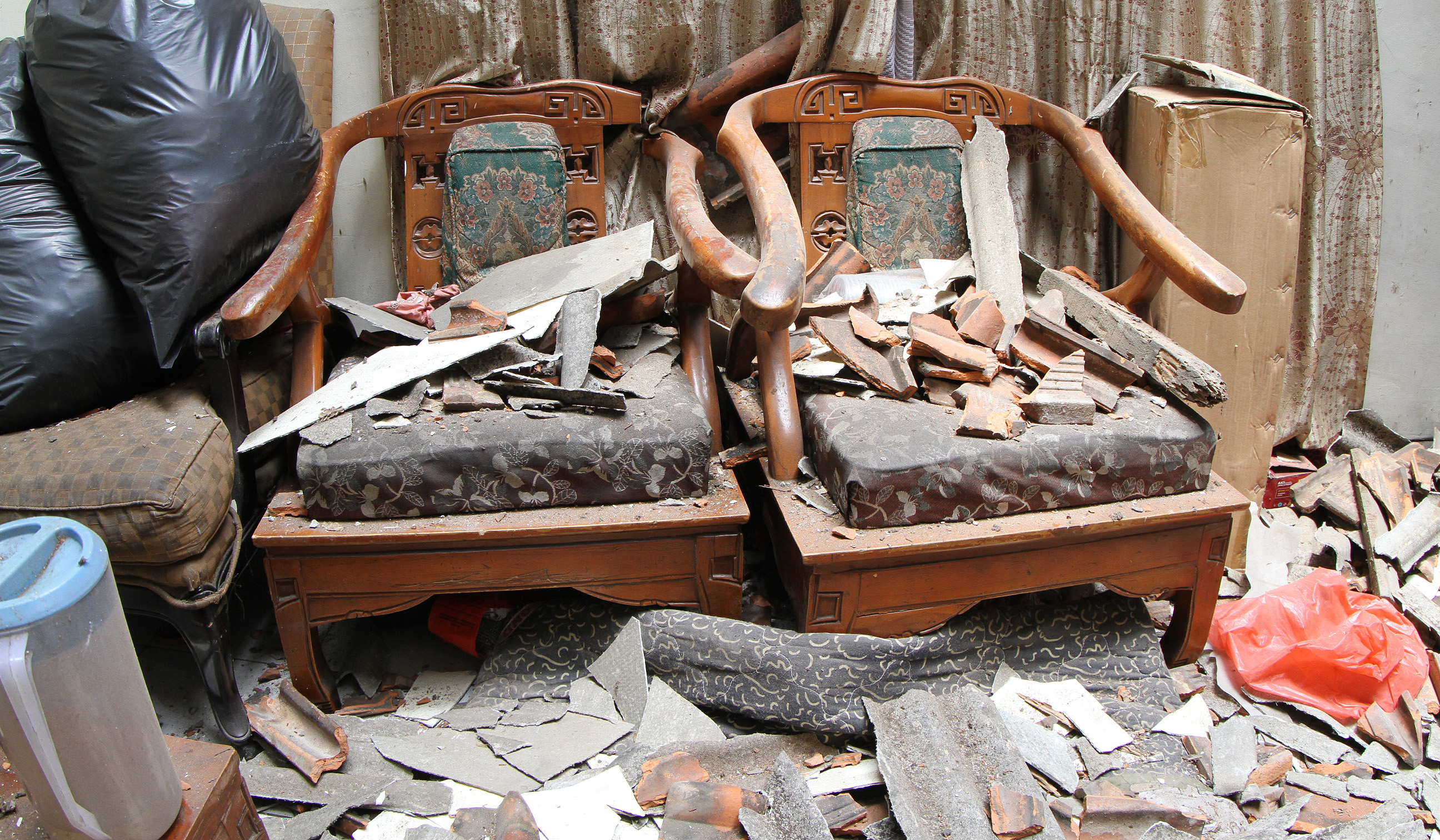 Kondisi rumah hancur akibat ledakan di Pondok Cabe. (Agus Priatna/SinPo.id)