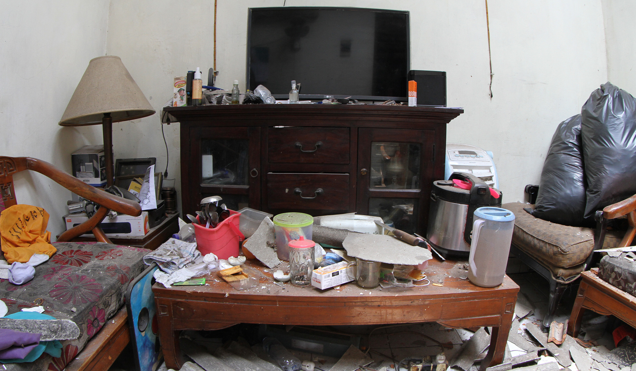 Kondisi rumah hancur akibat ledakan di Pondok Cabe. (Agus Priatna/SinPo.id)