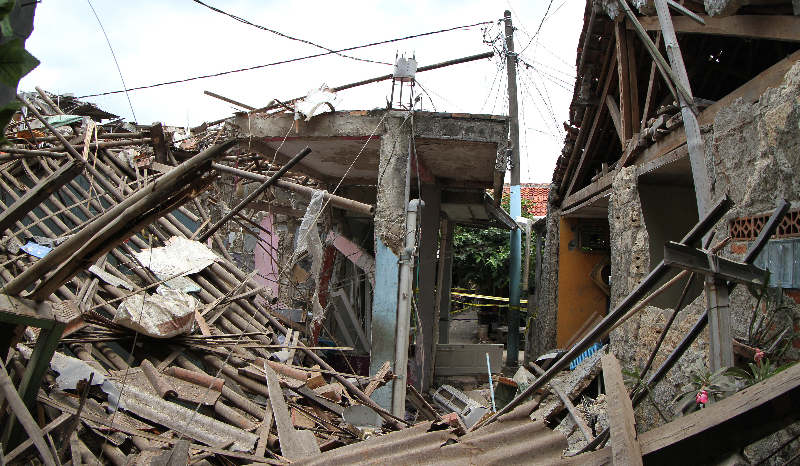 Kondisi rumah hancur akibat ledakan di Pondok Cabe. (Agus Priatna/SinPo.id)