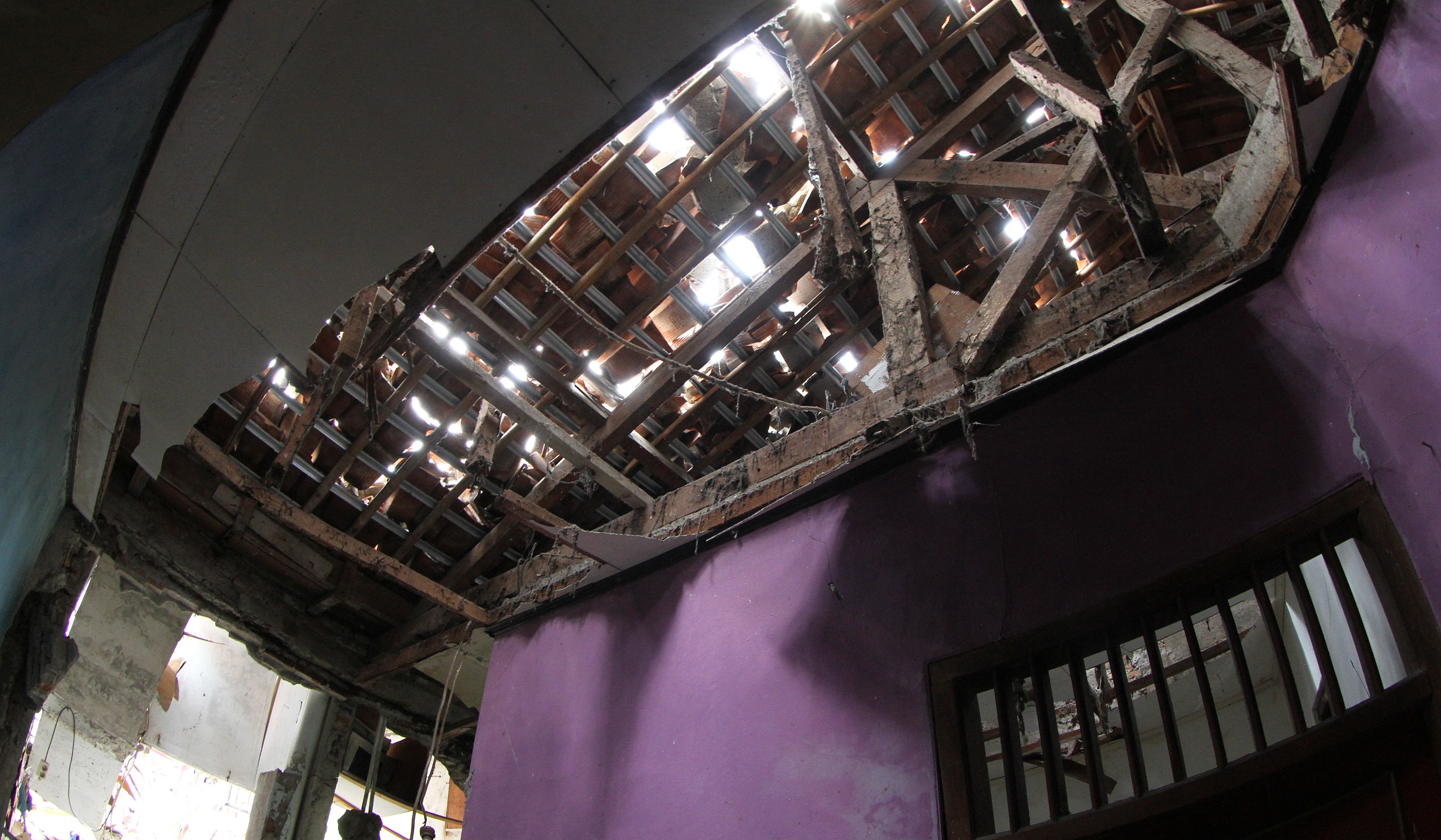 Kondisi rumah hancur akibat ledakan di Pondok Cabe. (Agus Priatna/SinPo.id)