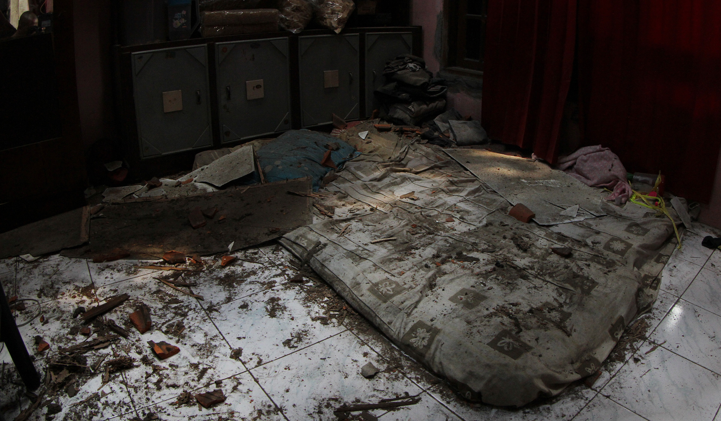 Kondisi rumah hancur akibat ledakan di Pondok Cabe. (Agus Priatna/SinPo.id)