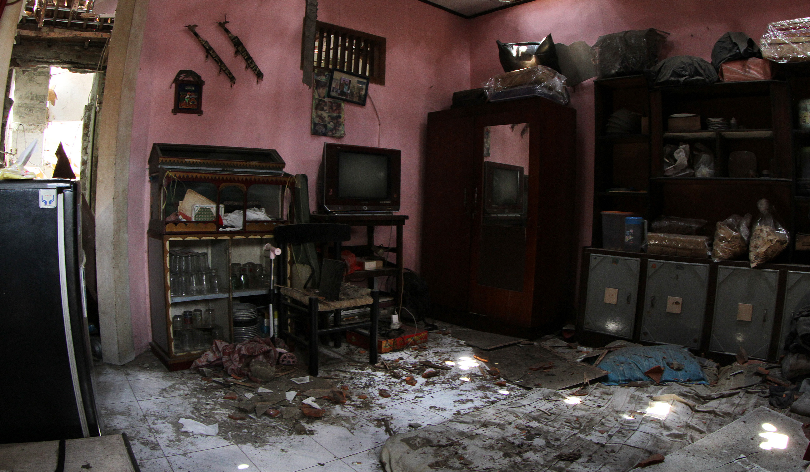 Kondisi rumah hancur akibat ledakan di Pondok Cabe. (Agus Priatna/SinPo.id)