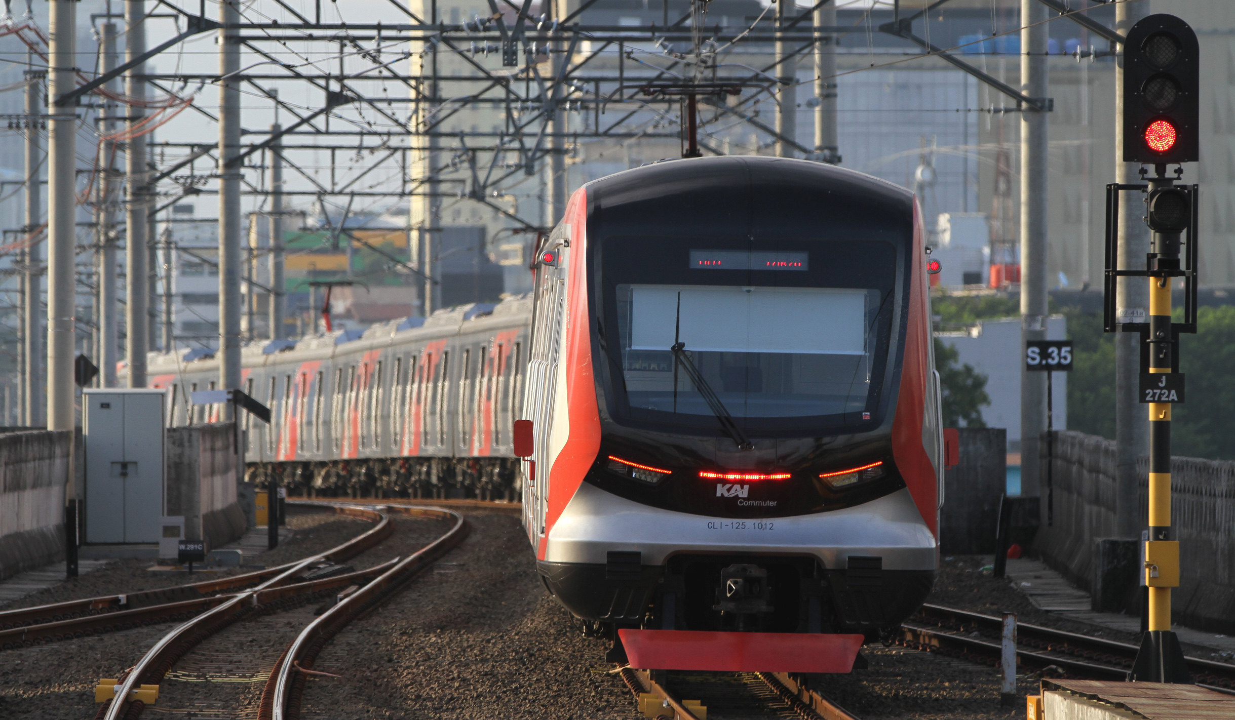 Rangkaian KRL melintas di Stasiun Manggarai. (Agus Priatna/SinPo.id)