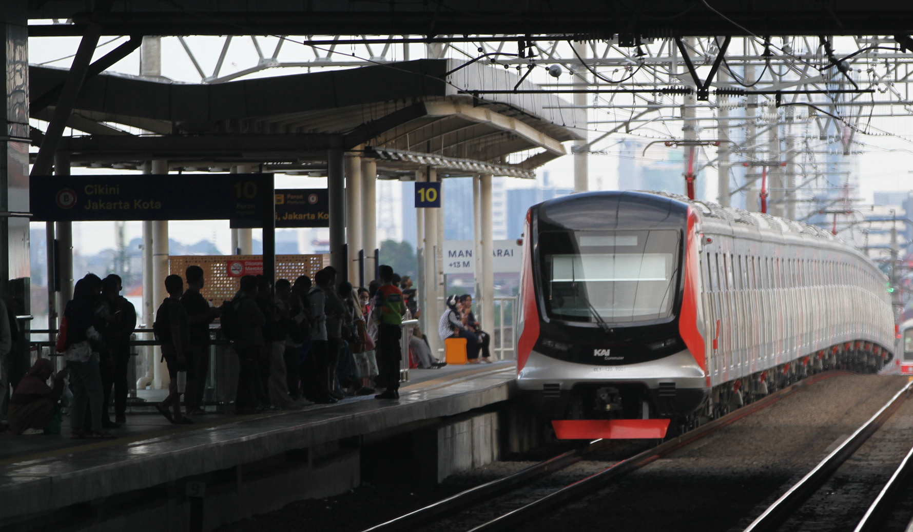 Rangkaian KRL melintas di Stasiun Manggarai. (Agus Priatna/SinPo.id)