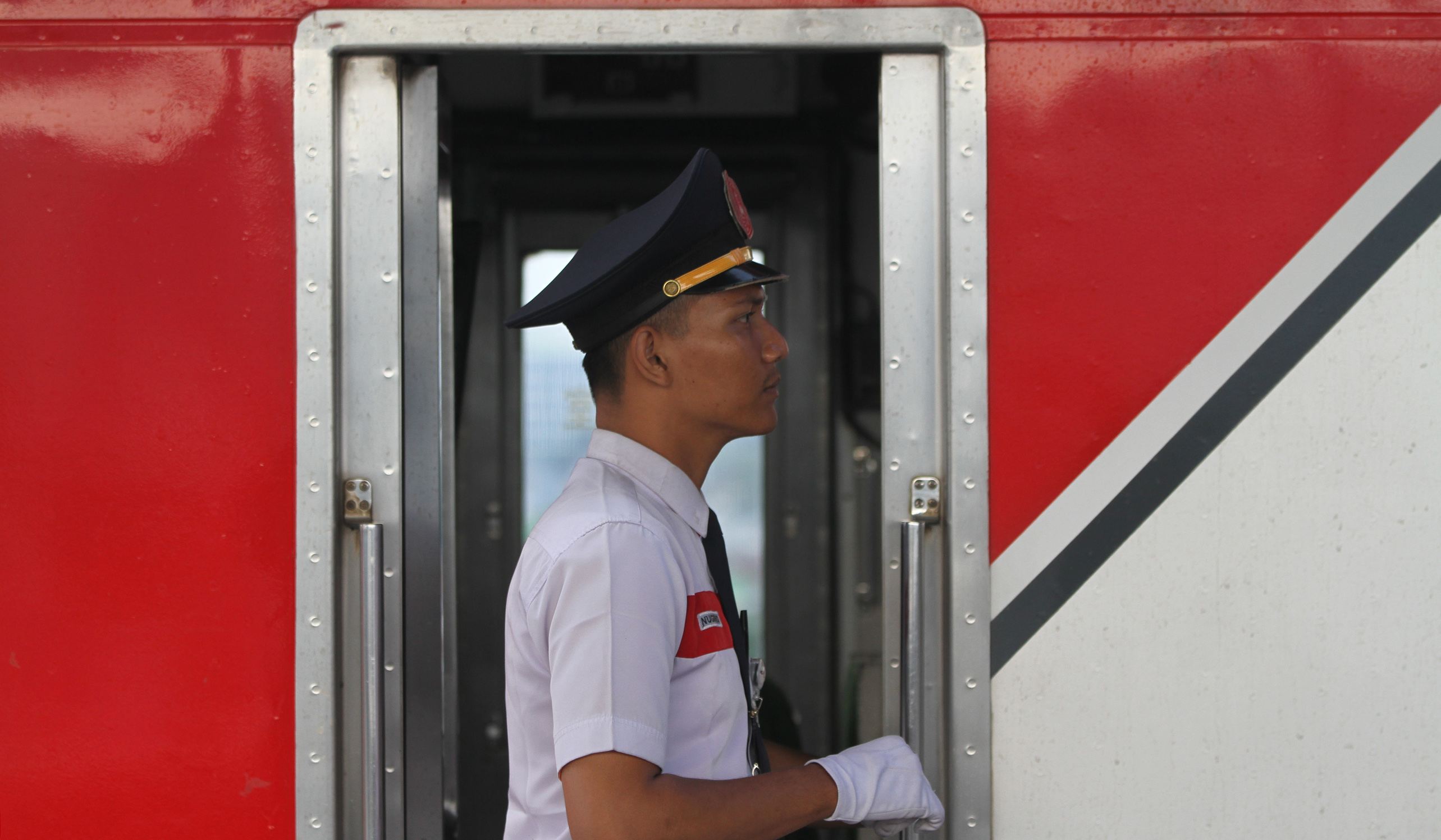 Rangkaian KRL melintas di Stasiun Manggarai. (Agus Priatna/SinPo.id)