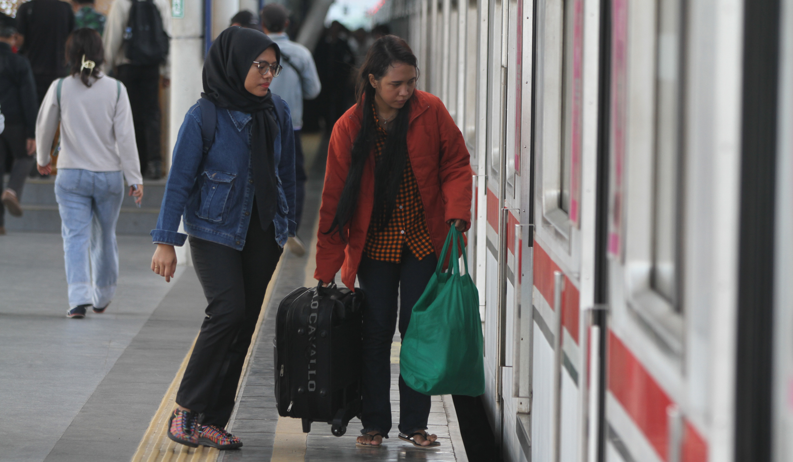 Rangkaian KRL melintas di Stasiun Manggarai. (Agus Priatna/SinPo.id)