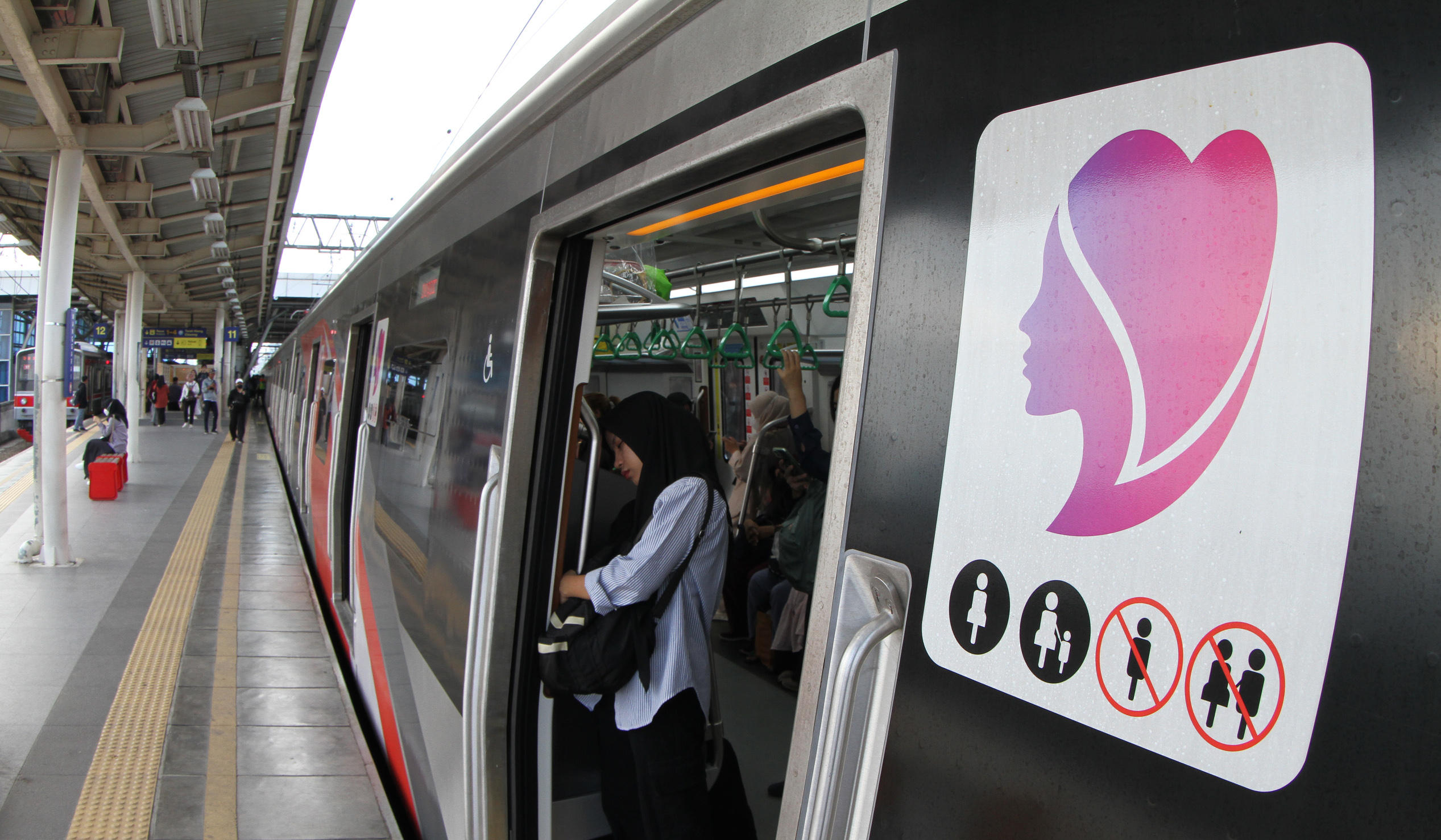 Rangkaian KRL melintas di Stasiun Manggarai. (Agus Priatna/SinPo.id)