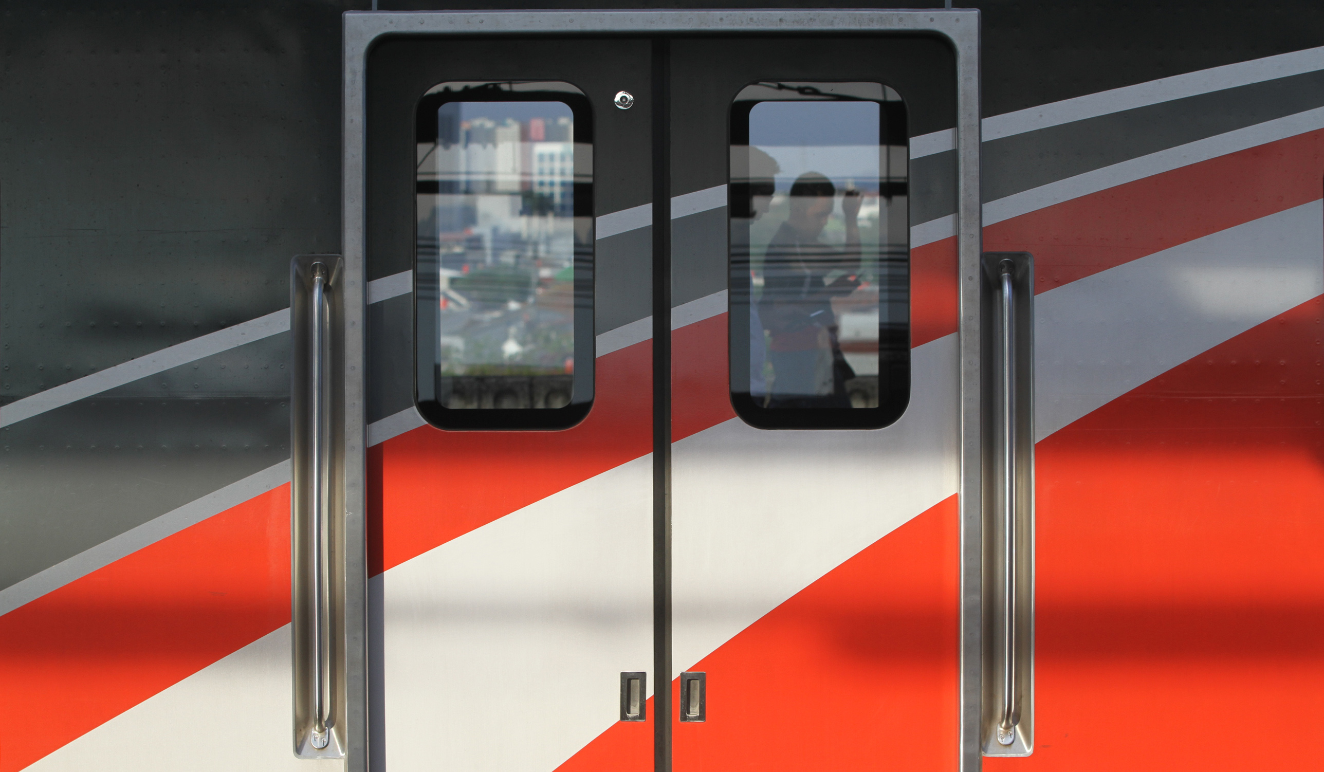 Rangkaian KRL melintas di Stasiun Manggarai. (Agus Priatna/SinPo.id)