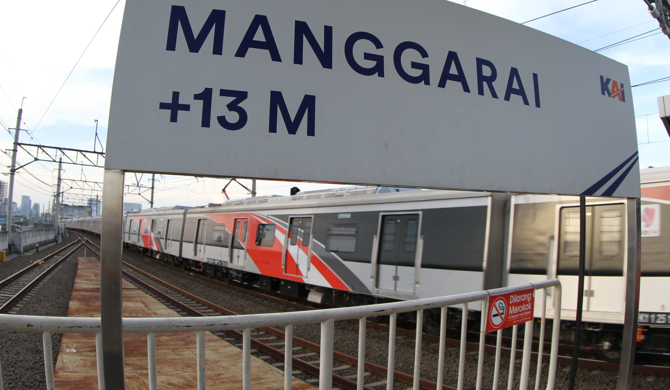 Rangkaian KRL melintas di Stasiun Manggarai. (Agus Priatna/SinPo.id)