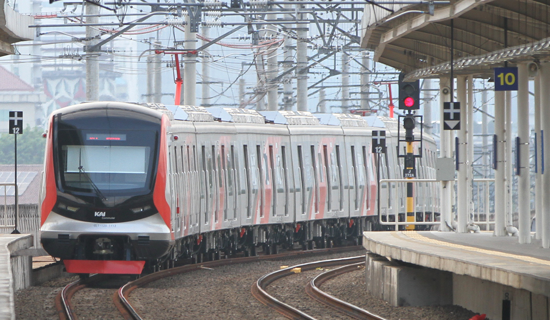 Rangkaian KRL melintas di Stasiun Manggarai. (Agus Priatna/SinPo.id)