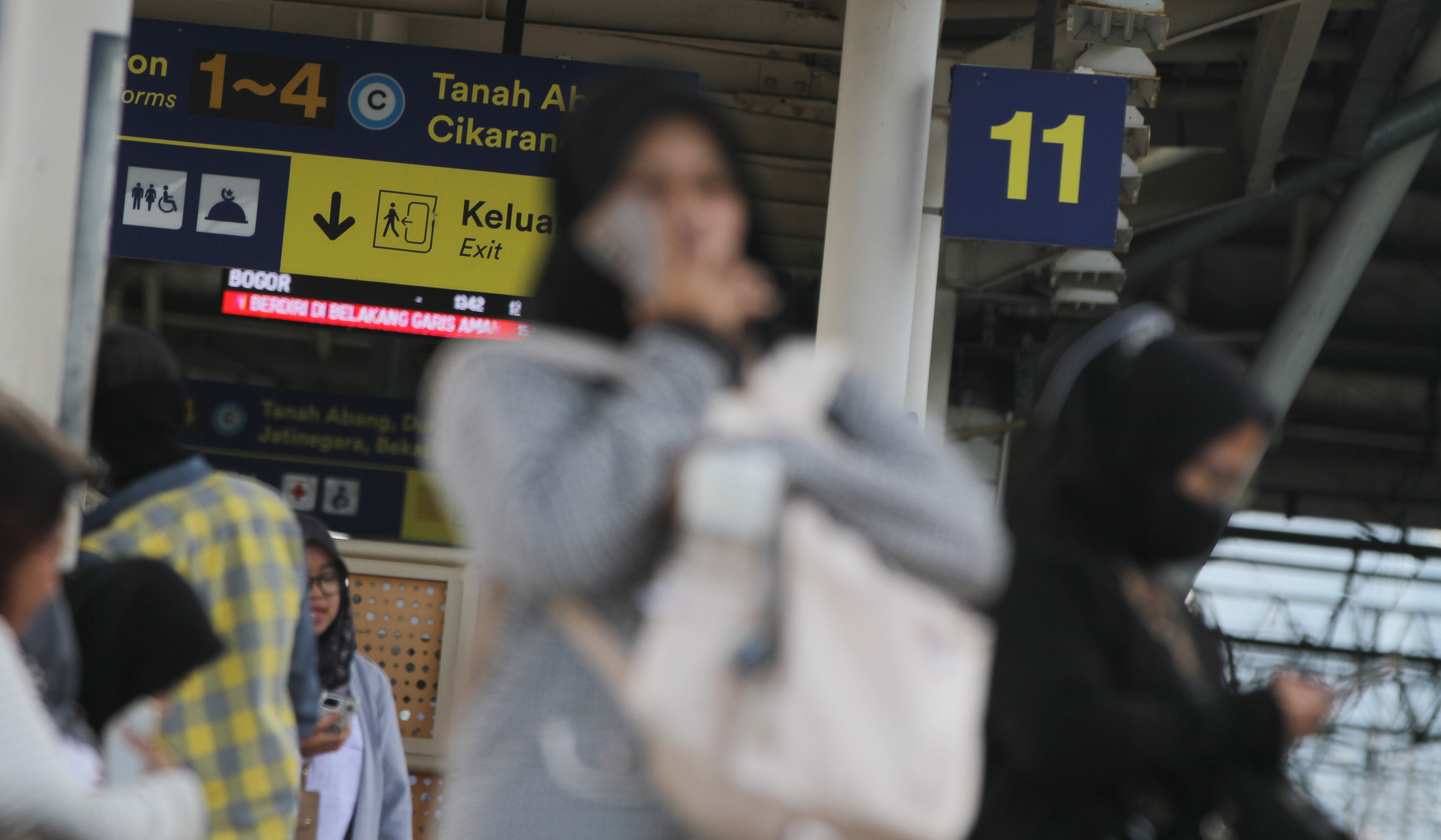 Rangkaian KRL melintas di Stasiun Manggarai. (Agus Priatna/SinPo.id)