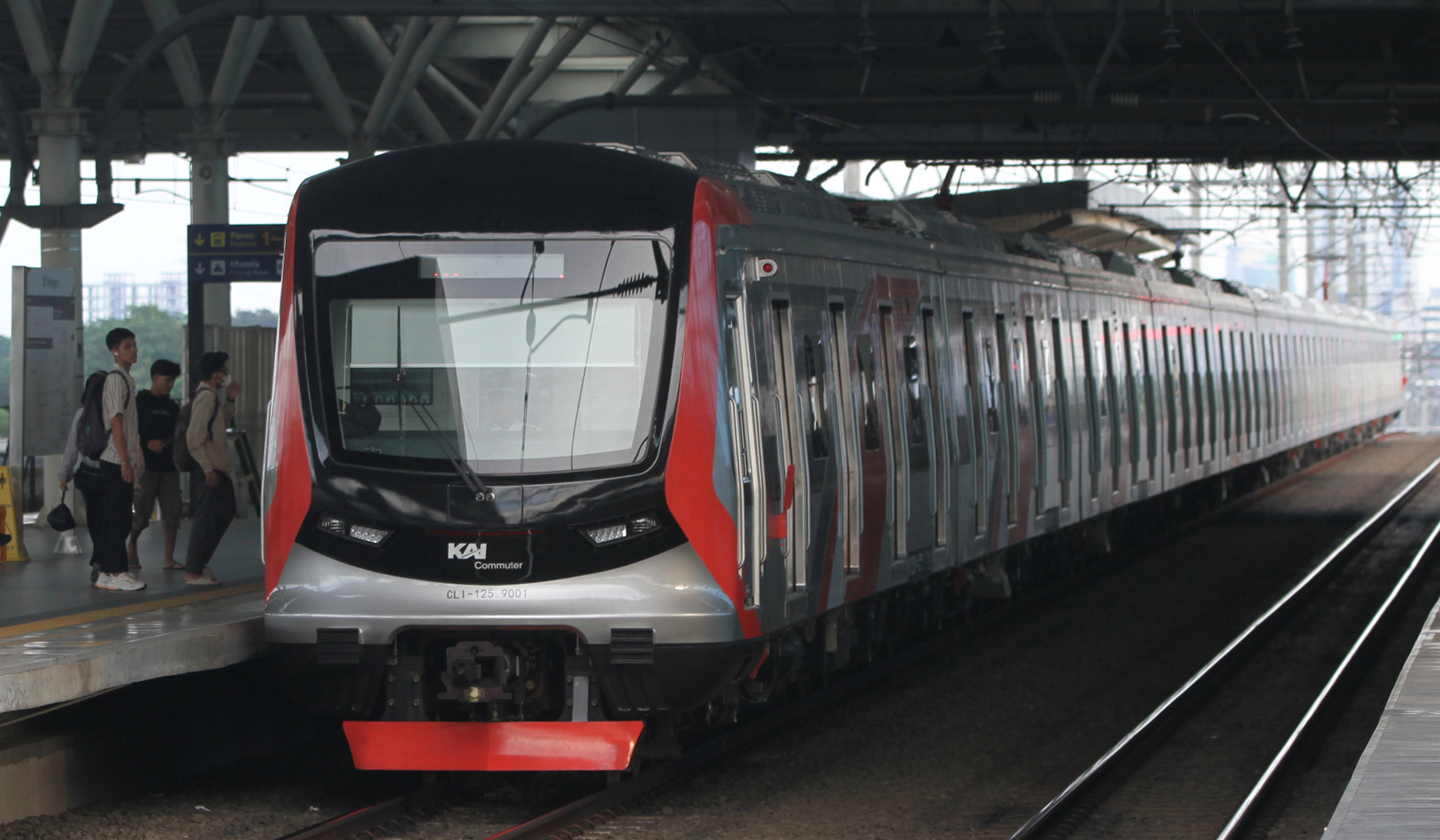 Rangkaian KRL melintas di Stasiun Manggarai. (Agus Priatna/SinPo.id)