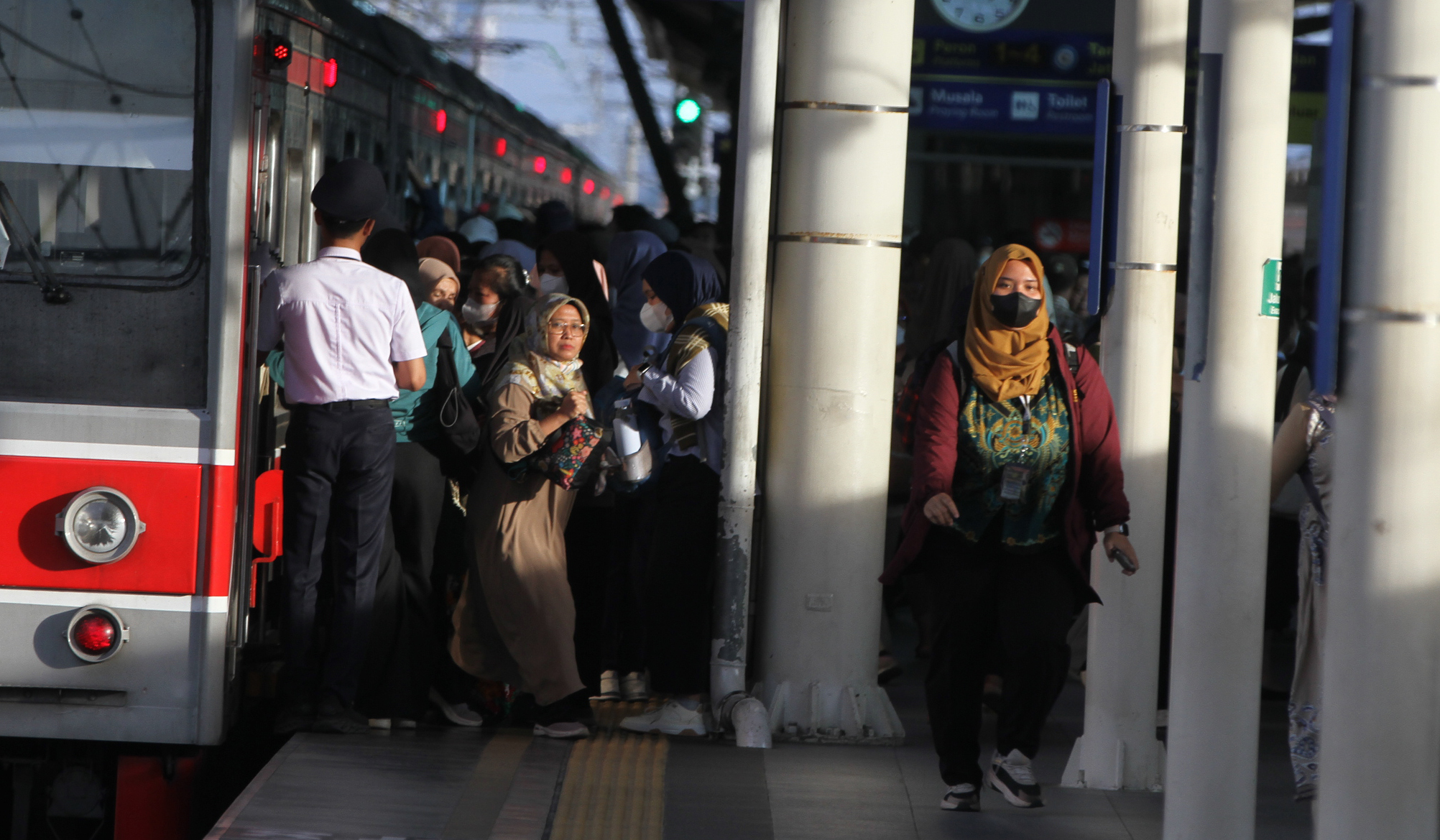 Rangkaian KRL melintas di Stasiun Manggarai. (Agus Priatna/SinPo.id)
