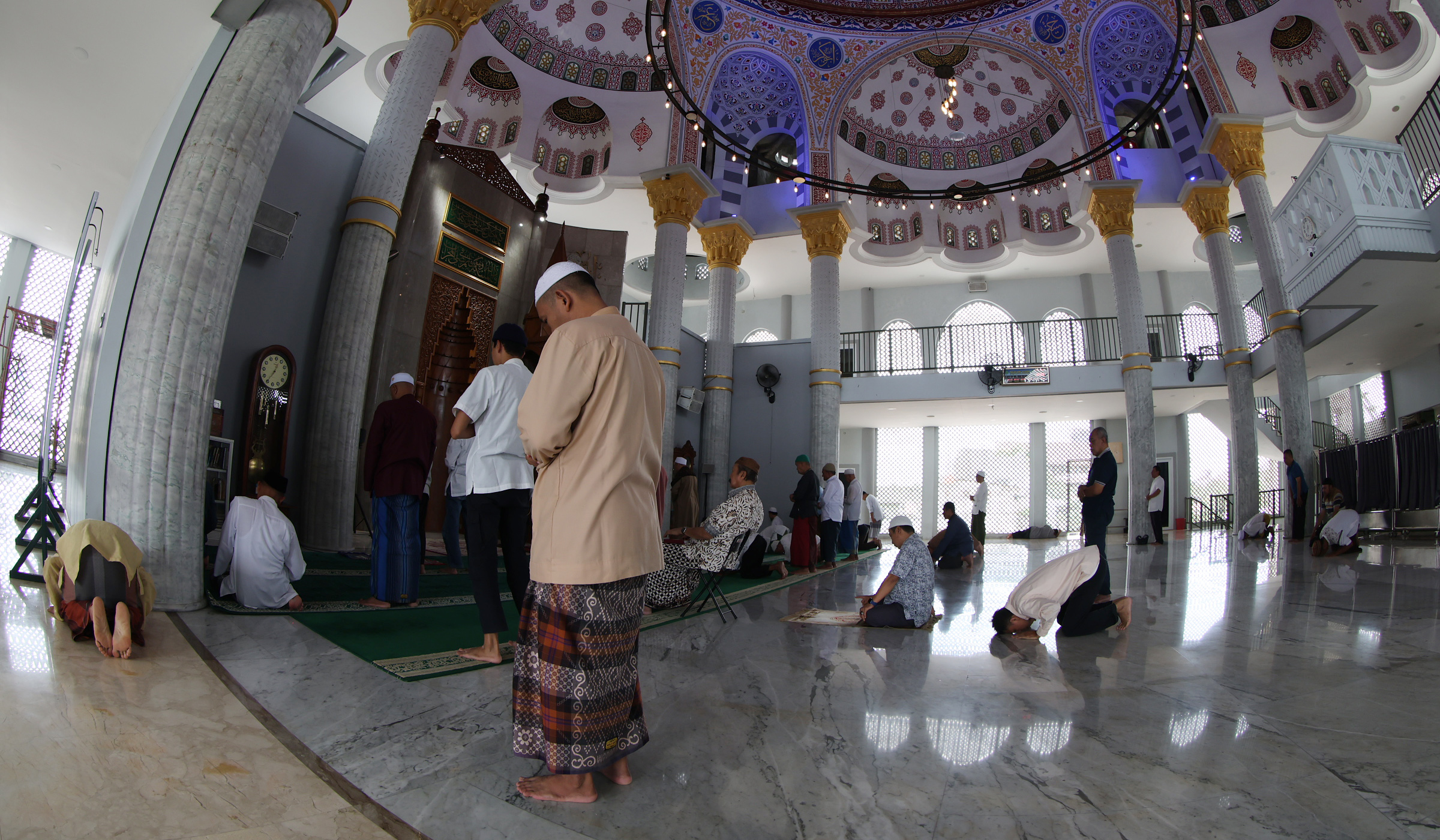 Suasana Masjid Jami Al Fajri. (Agus Priatna/SinPo.id)