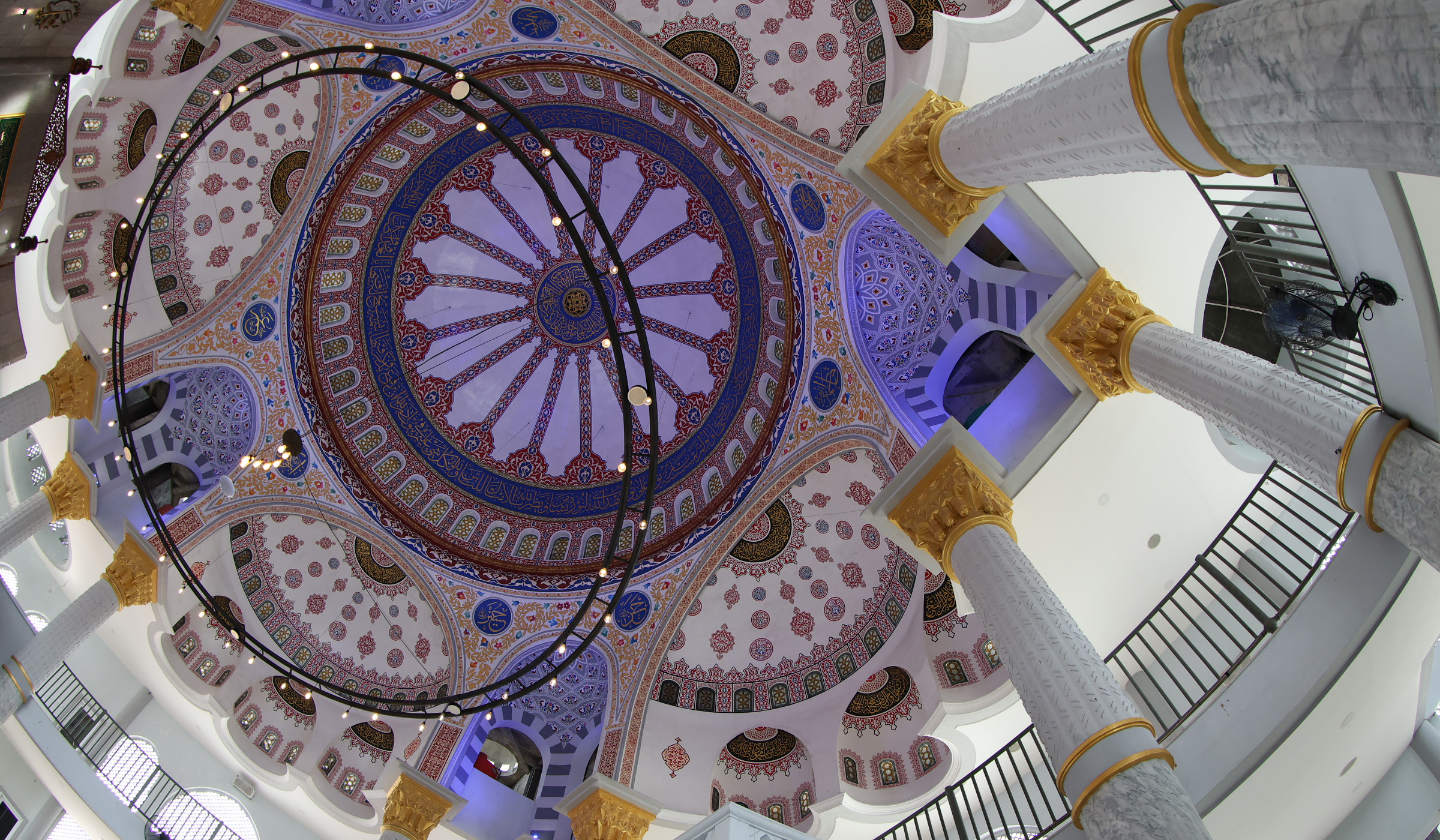 Suasana Masjid Jami Al Fajri. (Agus Priatna/SinPo.id)