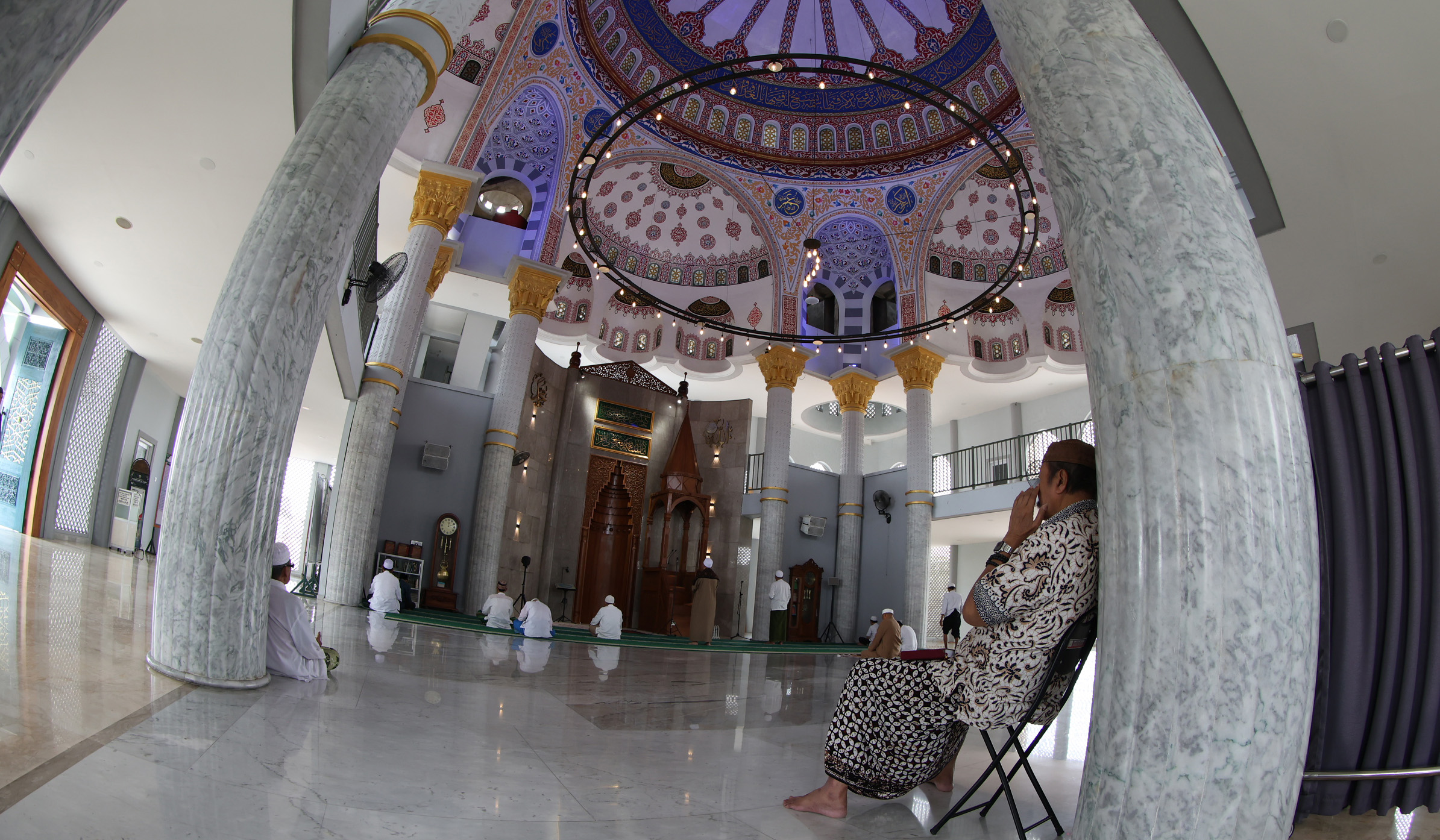 Suasana Masjid Jami Al Fajri. (Agus Priatna/SinPo.id)