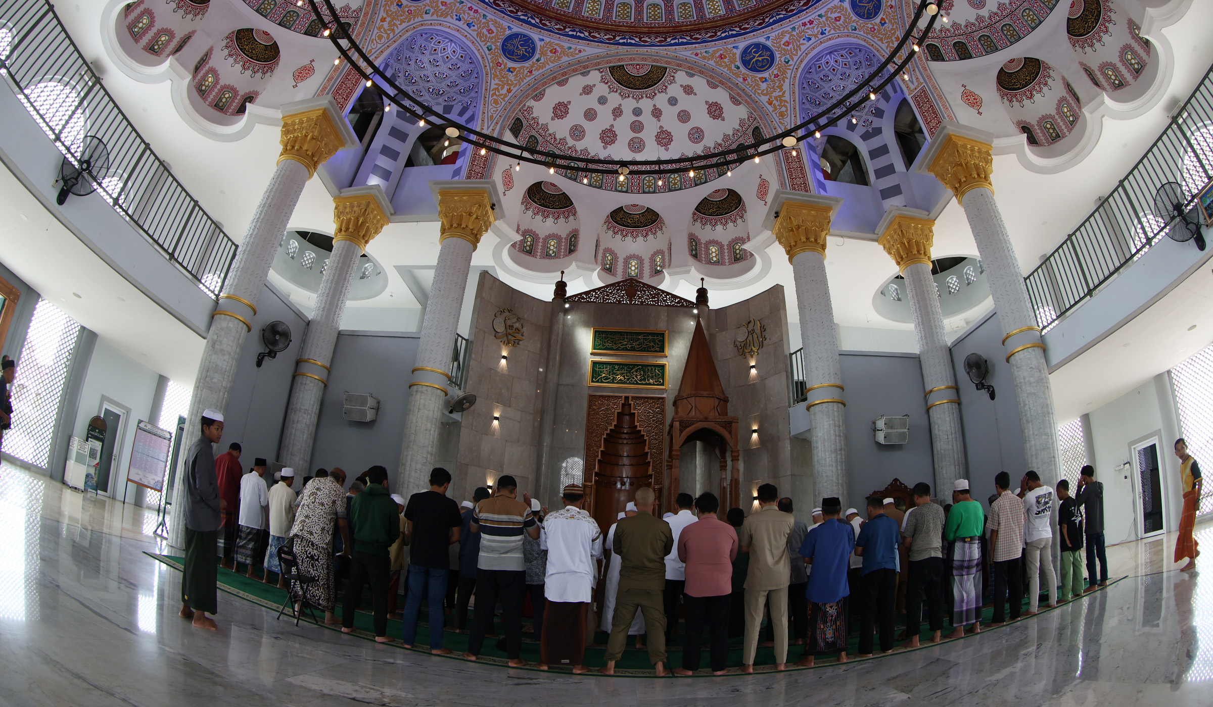 Suasana Masjid Jami Al Fajri. (Agus Priatna/SinPo.id)
