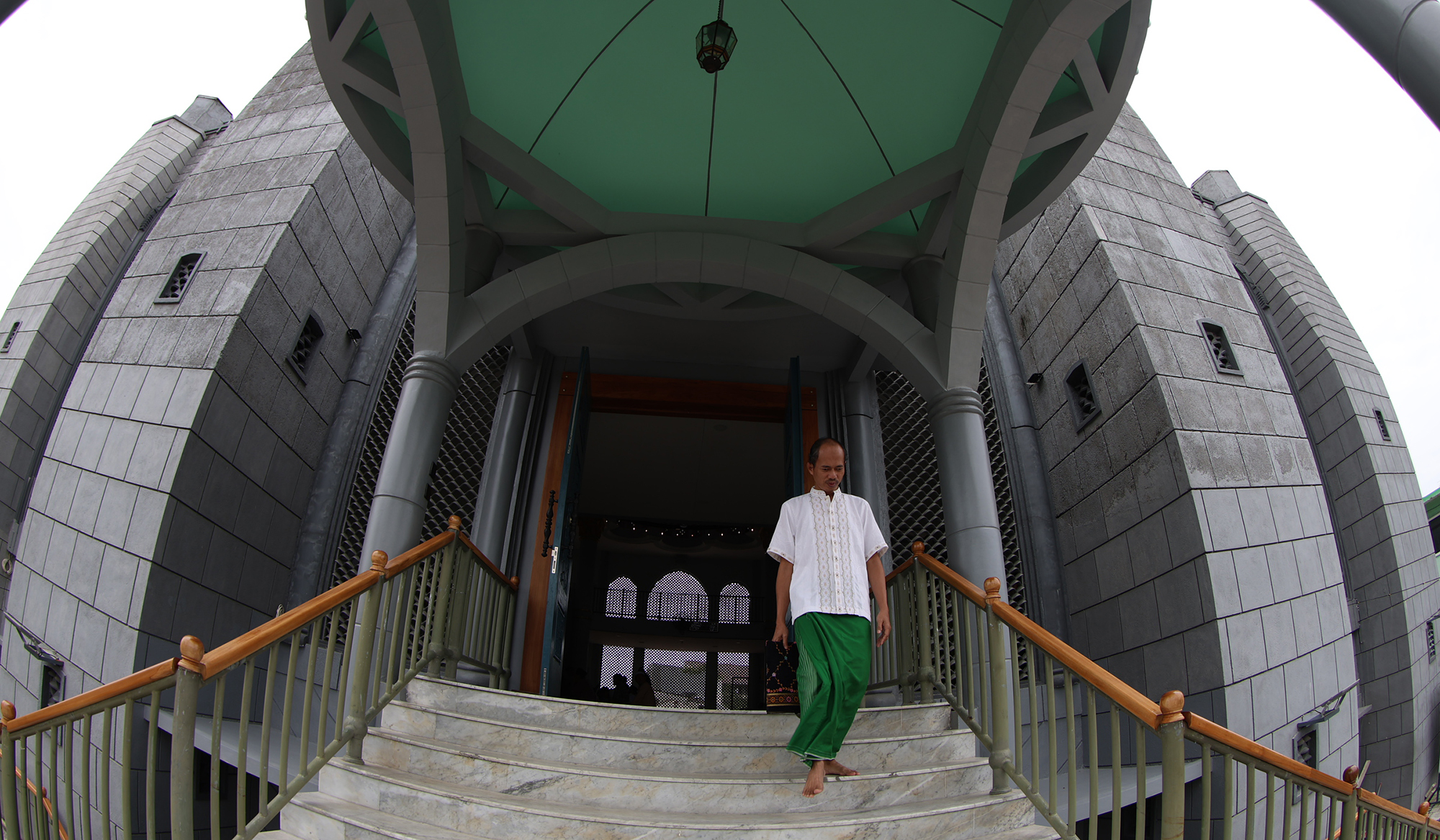 Suasana Masjid Jami Al Fajri. (Agus Priatna/SinPo.id)