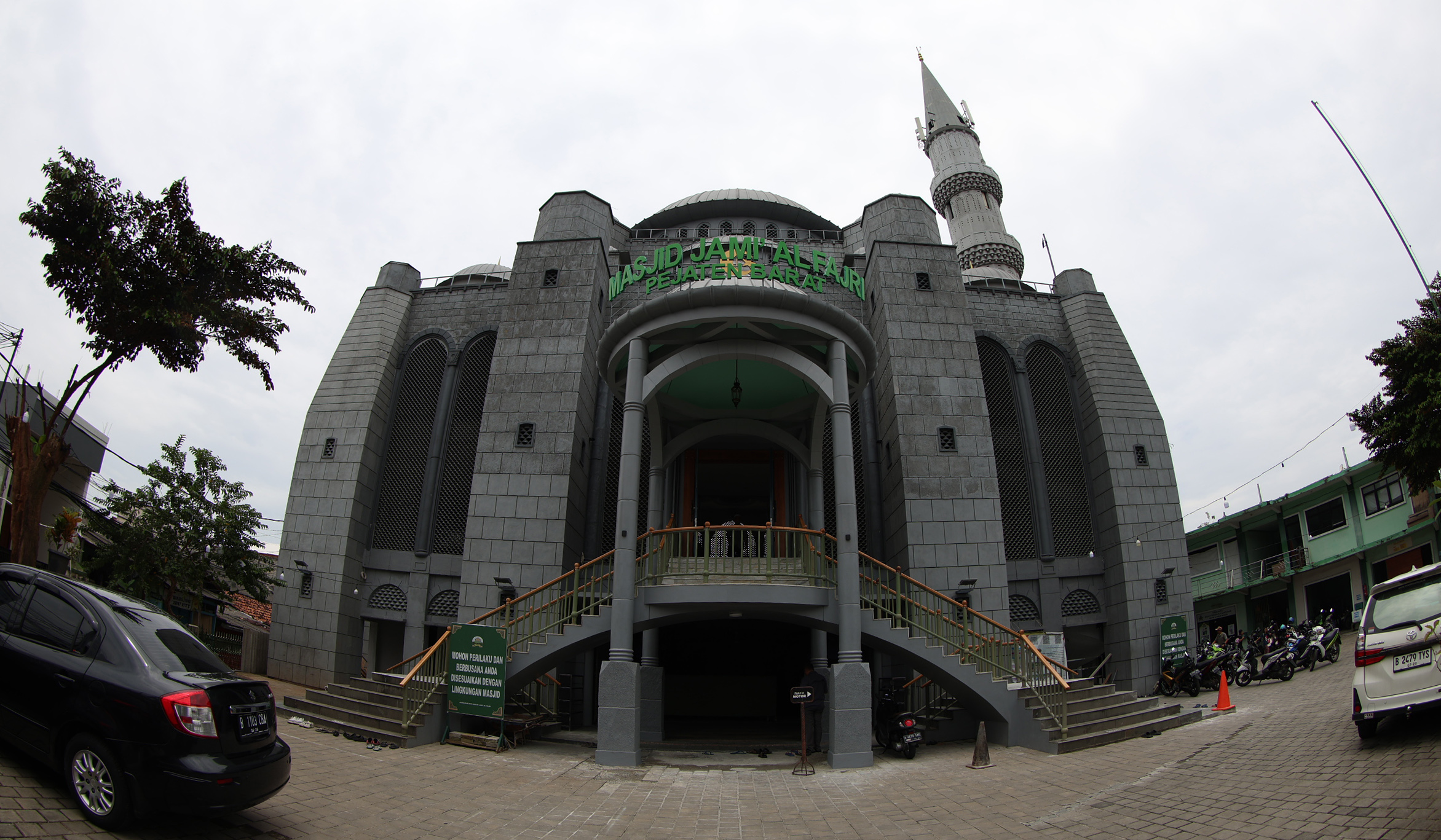 Suasana Masjid Jami Al Fajri. (Agus Priatna/SinPo.id)
