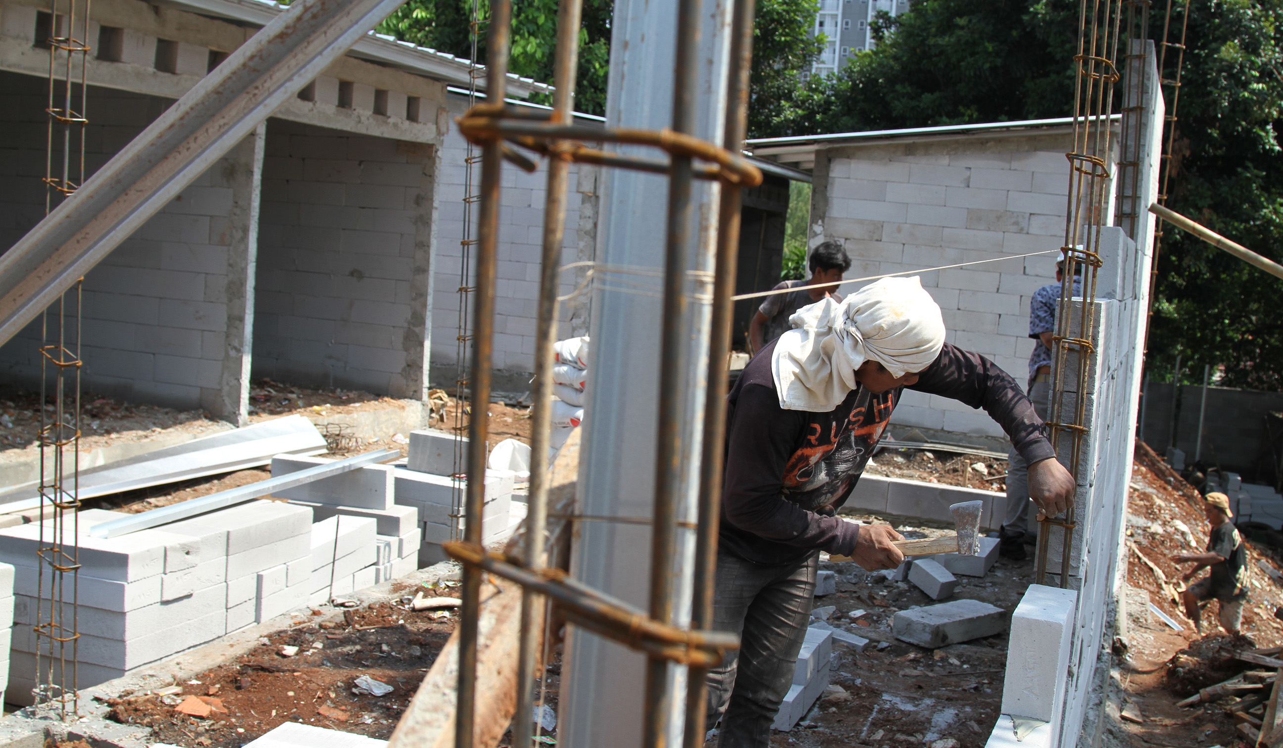 Pembangunan Sentra Fauna Lenteng Agung. (Agus Priatna/SinPo.id)