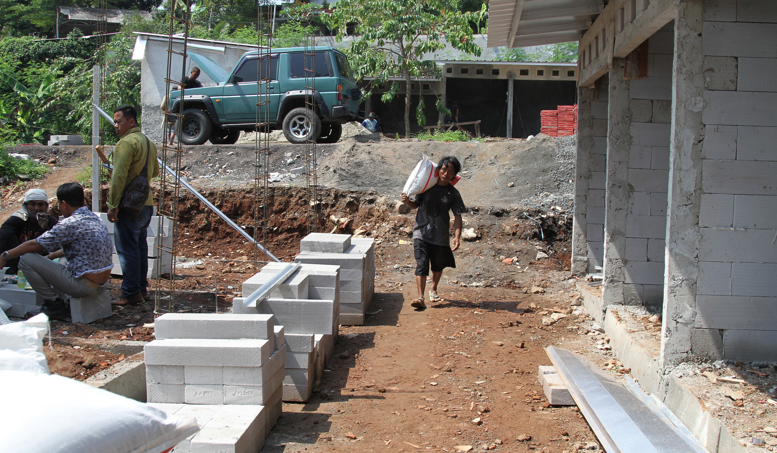 Pembangunan Sentra Fauna Lenteng Agung. (Agus Priatna/SinPo.id)