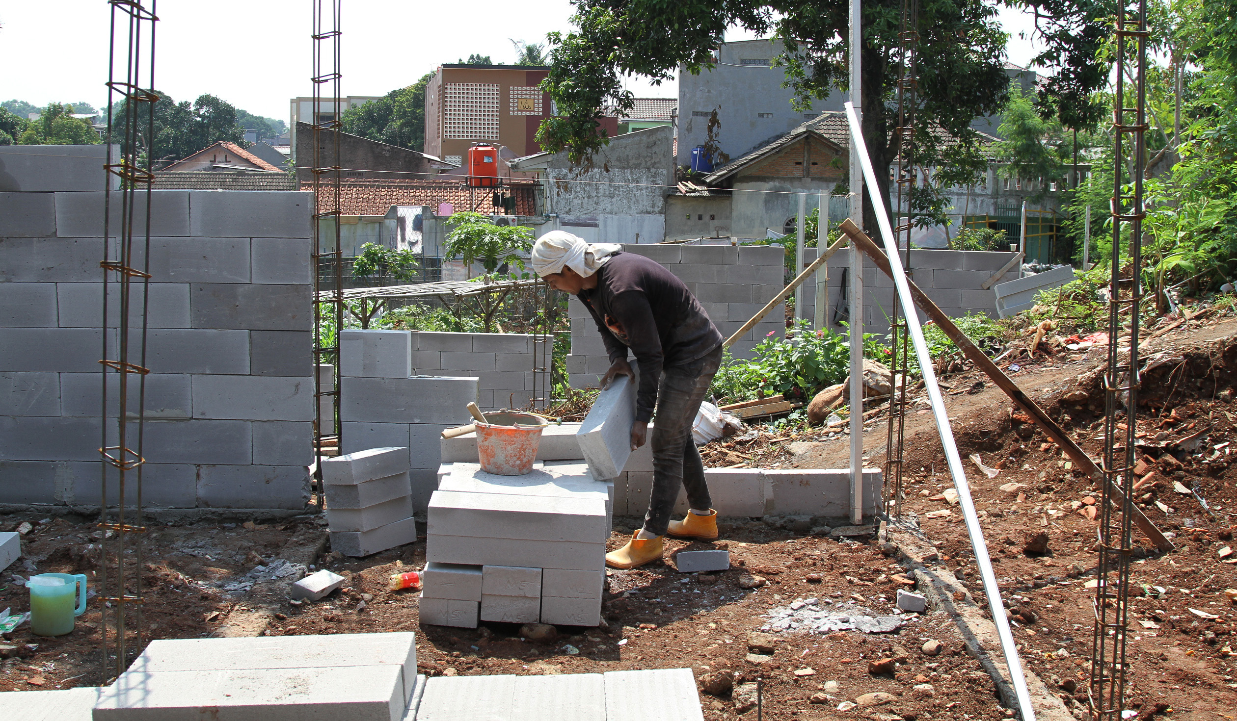 Pembangunan Sentra Fauna Lenteng Agung. (Agus Priatna/SinPo.id)