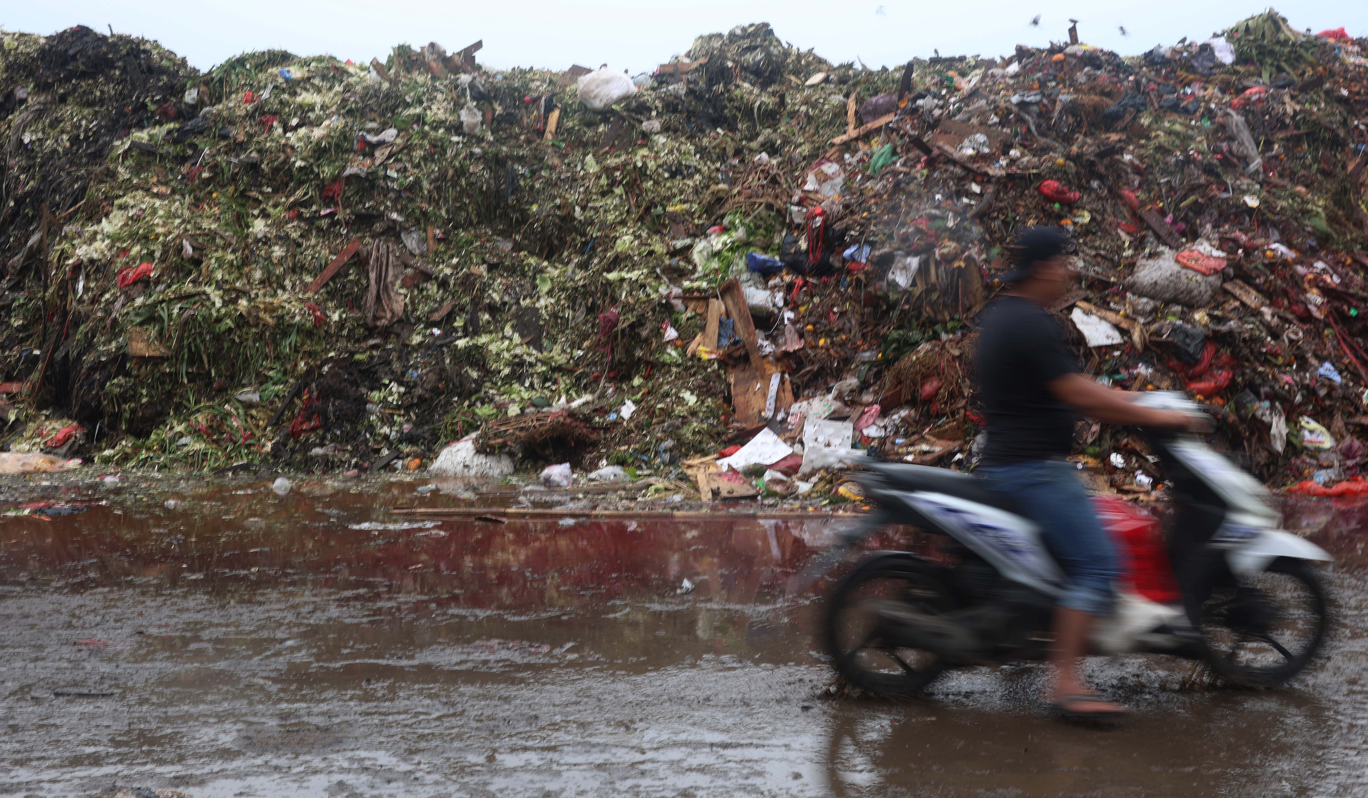 Tumpukan sampah di Pasar Induk Kramat Jati. (Agus Priatna/SinPo.id)