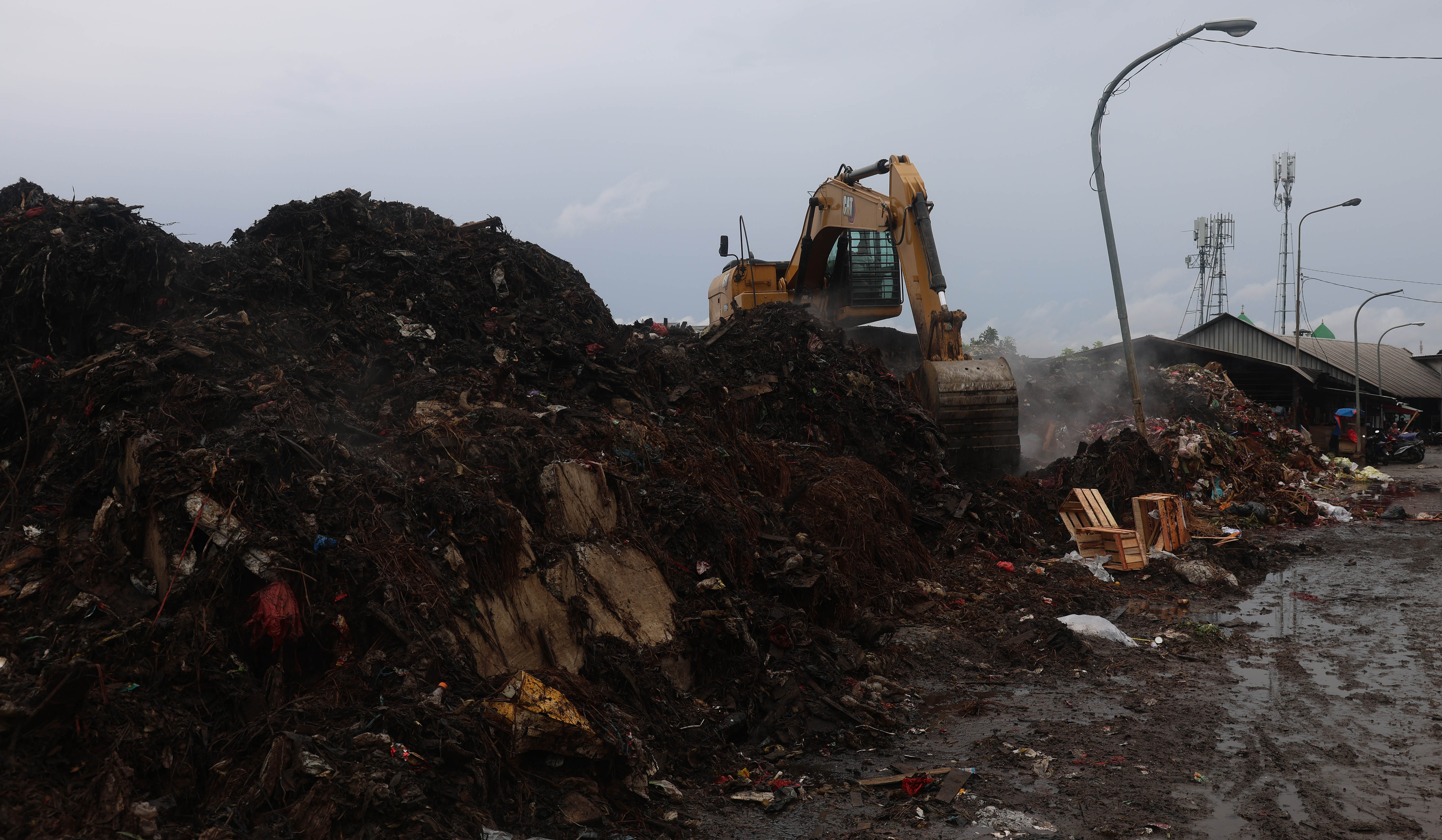 Tumpukan sampah di Pasar Induk Kramat Jati. (Agus Priatna/SinPo.id)