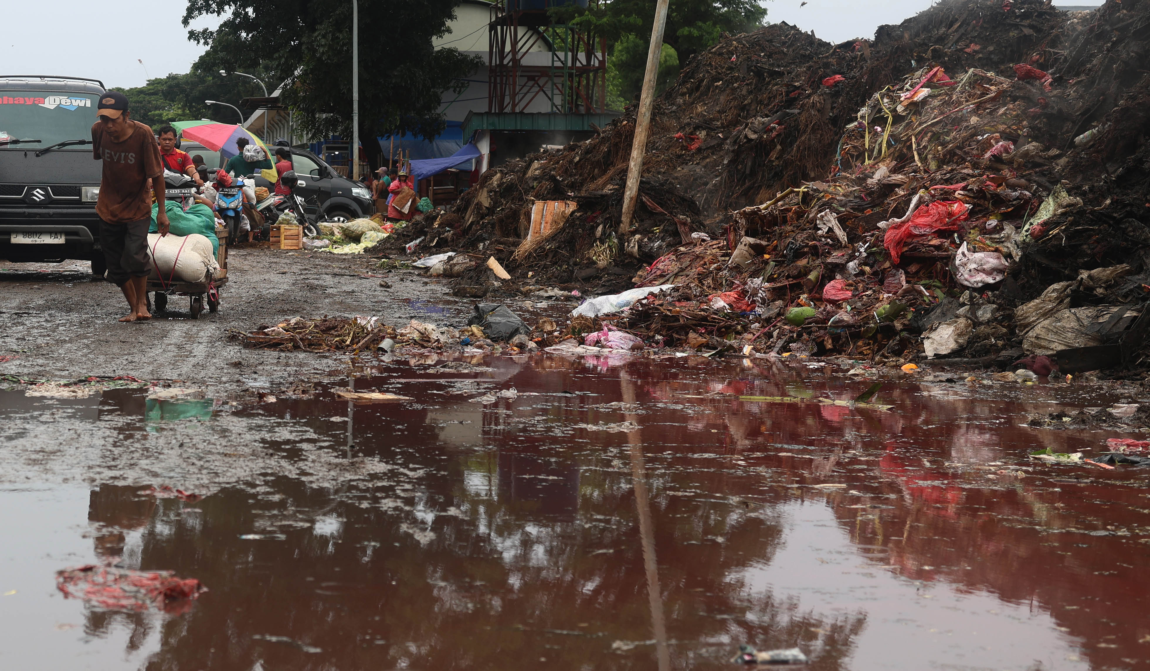 Tumpukan sampah di Pasar Induk Kramat Jati. (Agus Priatna/SinPo.id)