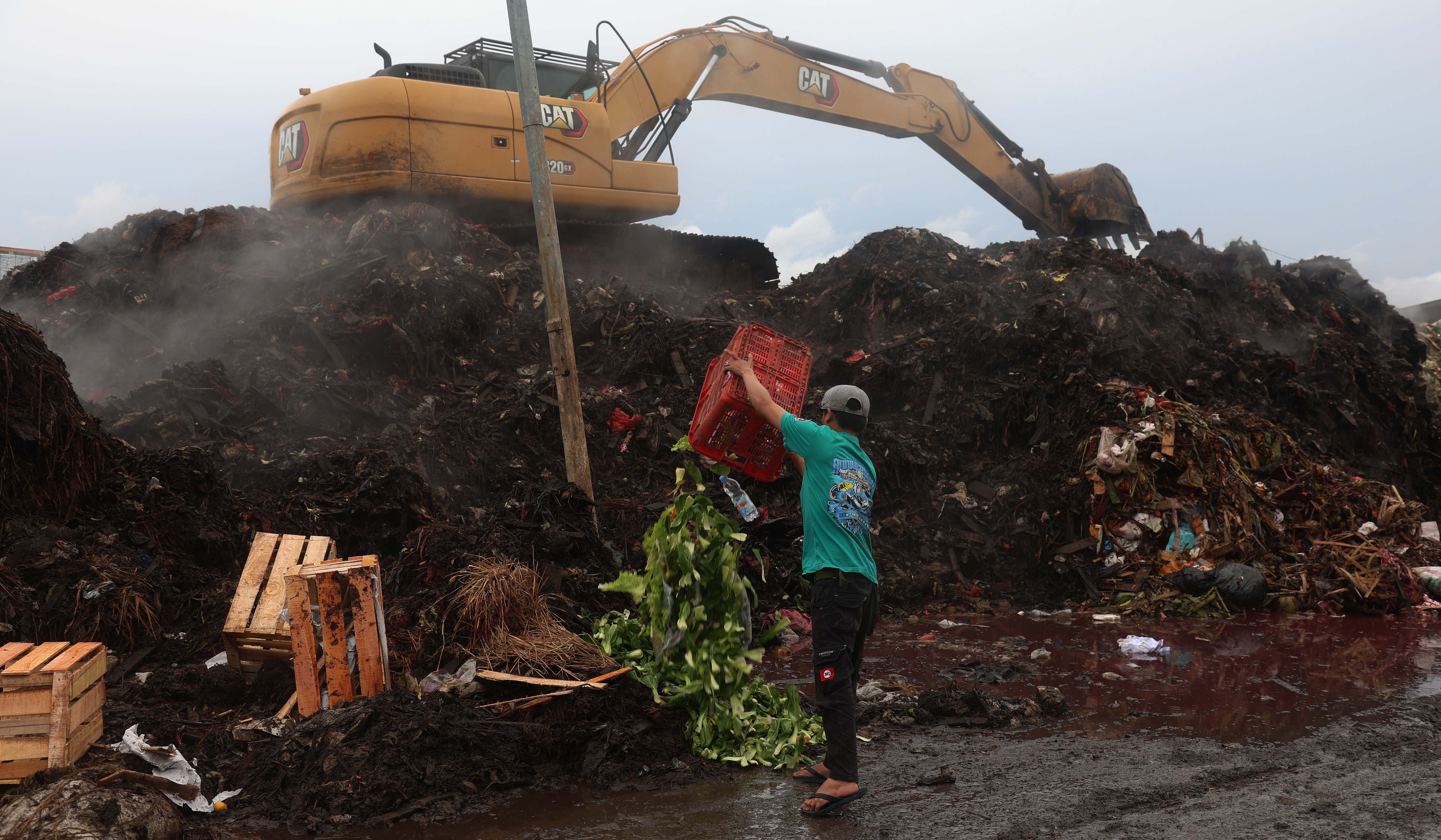 Tumpukan sampah di Pasar Induk Kramat Jati. (Agus Priatna/SinPo.id)
