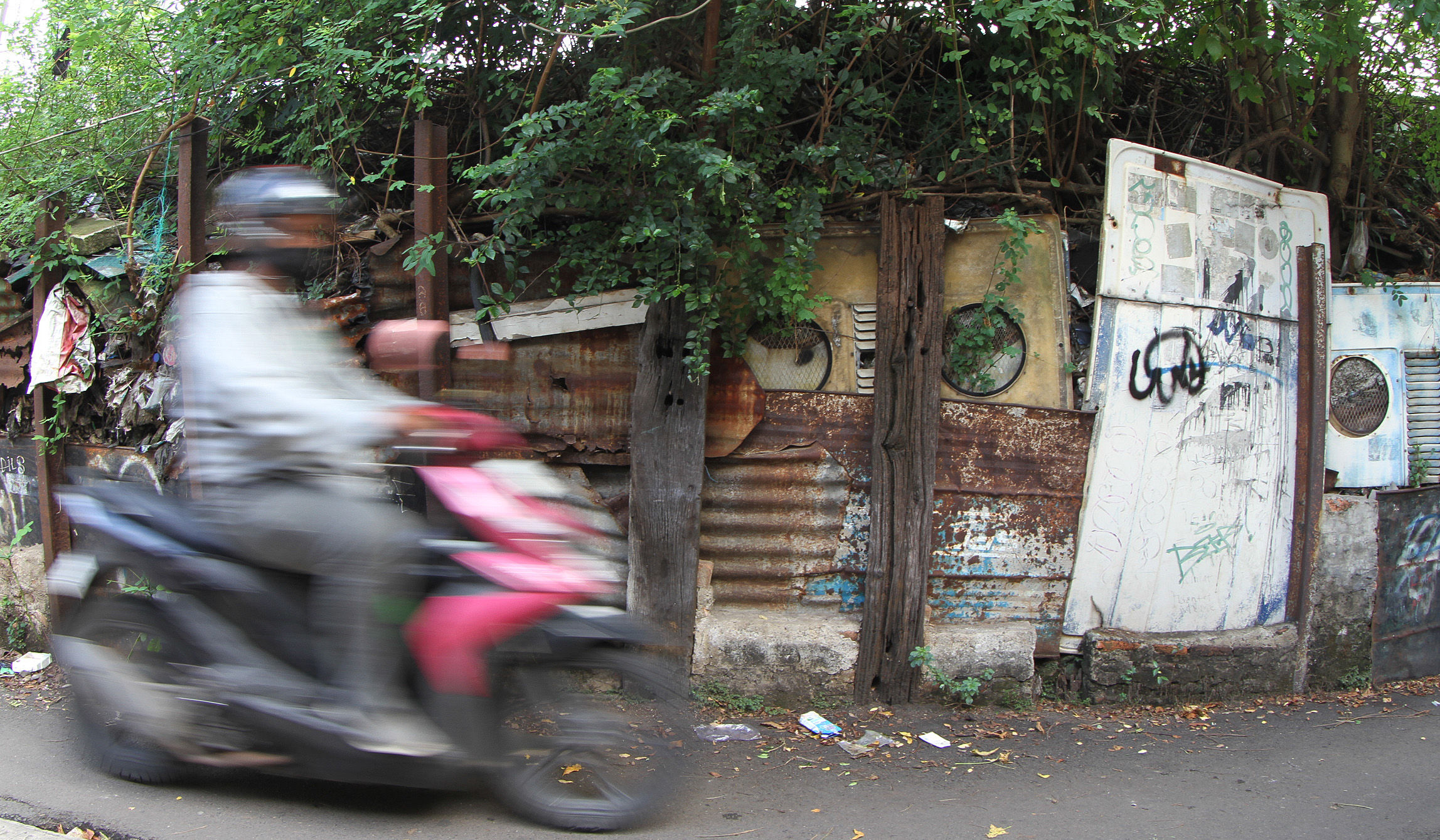 Warga pinggil rel KA di Menteng, Jakarta. (Agus Priatna/SinPo.id)