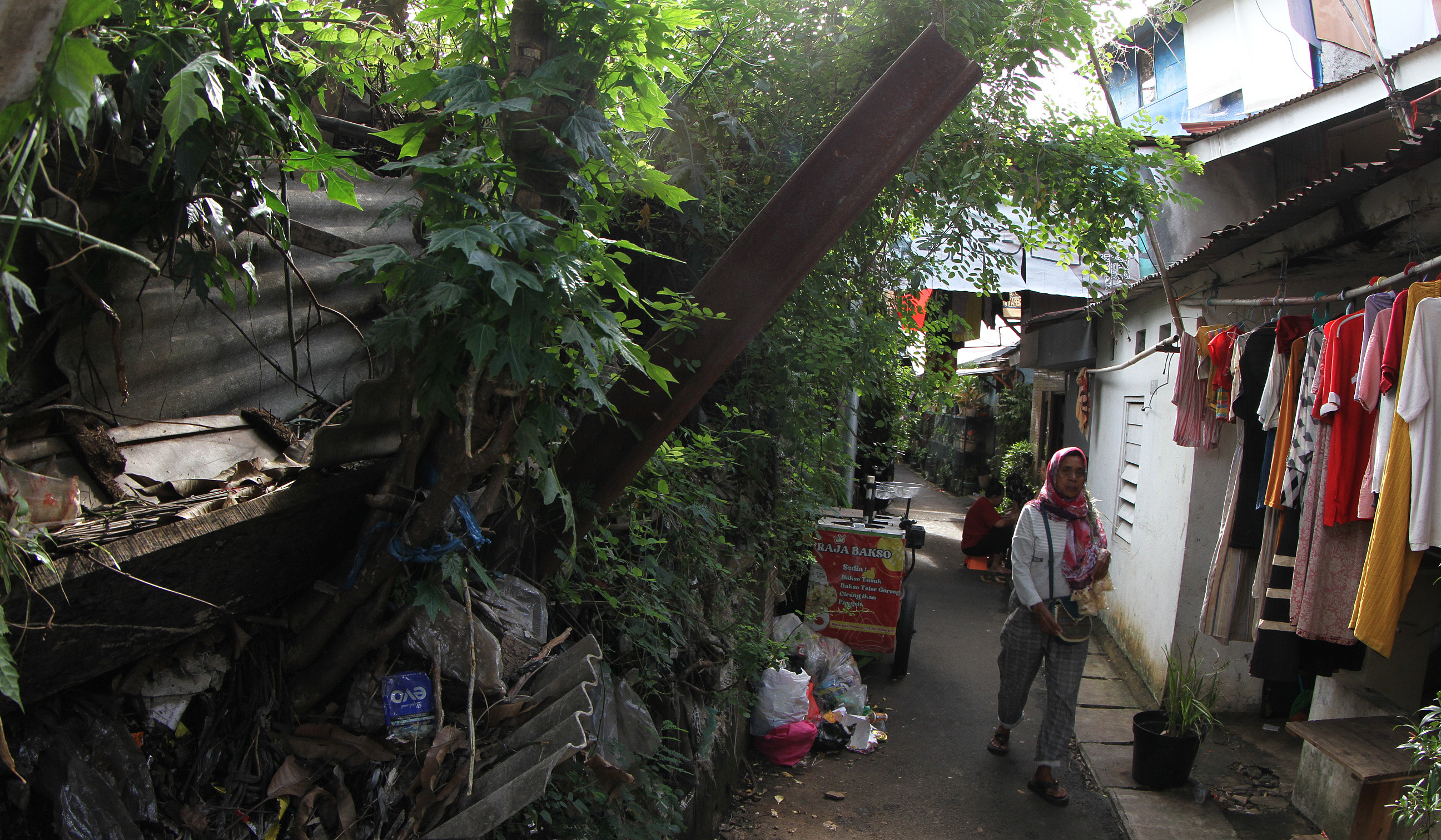 Warga pinggil rel KA di Menteng, Jakarta. (Agus Priatna/SinPo.id)
