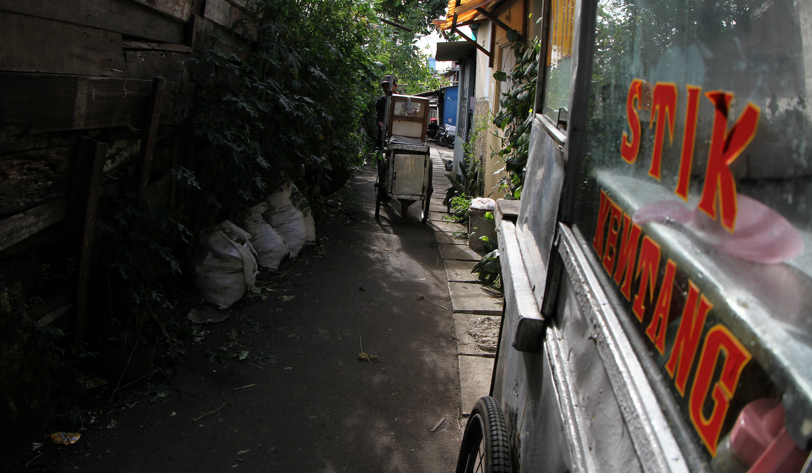 Warga pinggil rel KA di Menteng, Jakarta. (Agus Priatna/SinPo.id)