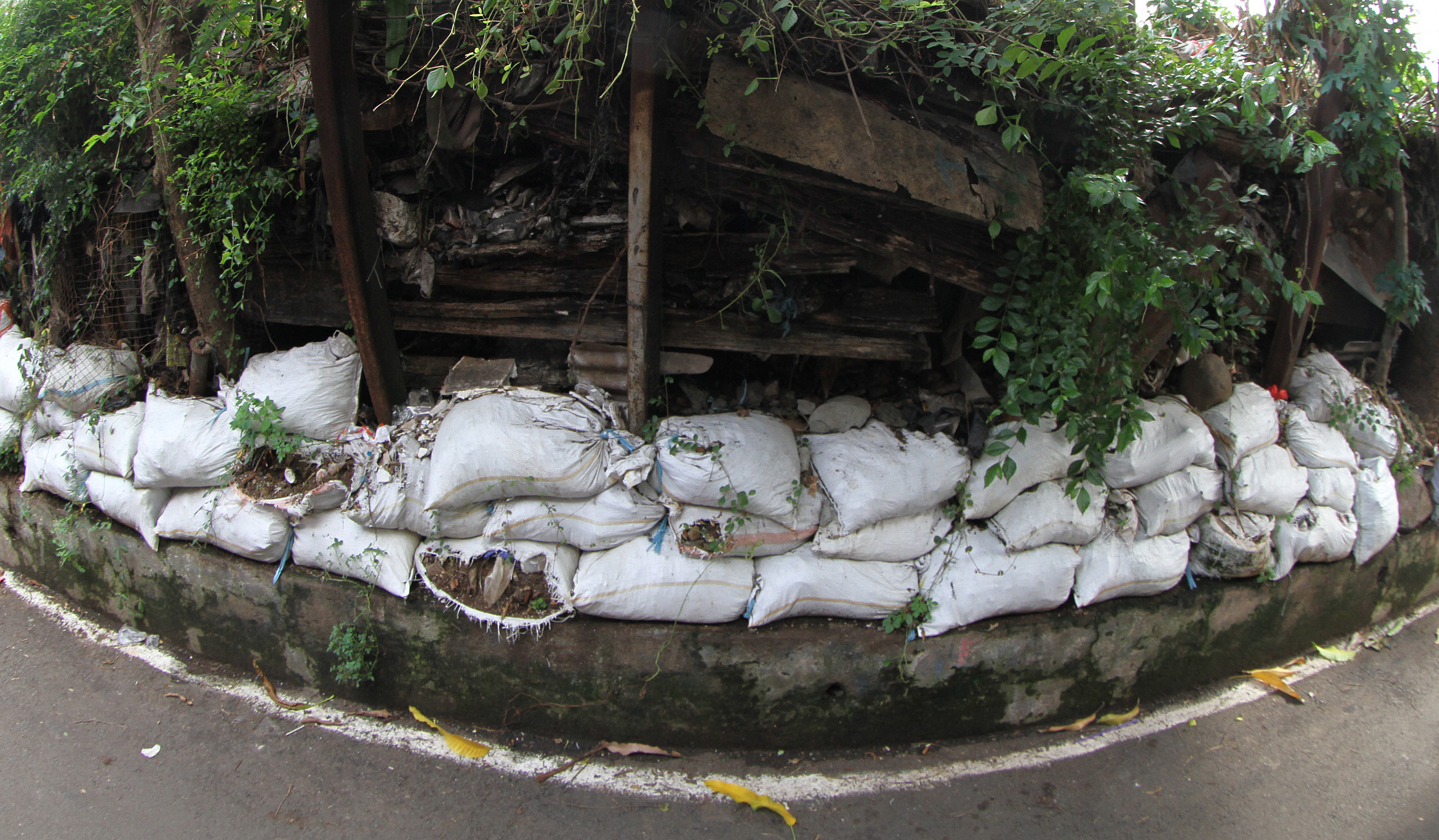 Warga pinggil rel KA di Menteng, Jakarta. (Agus Priatna/SinPo.id)