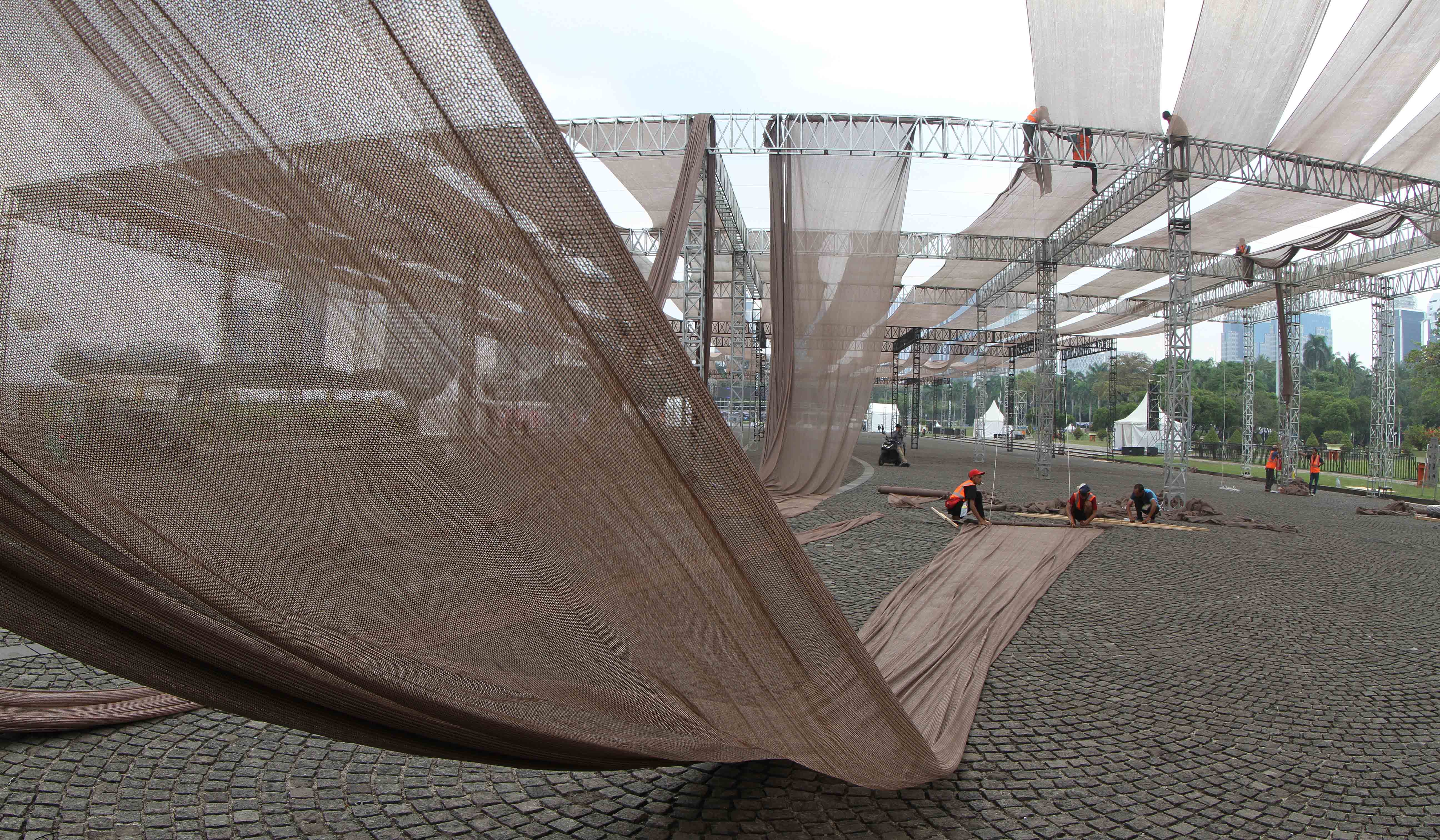 Persiapan jelang puncak hari buruh di kawasan Monas. (Agus Priatna/SinPo.id)
