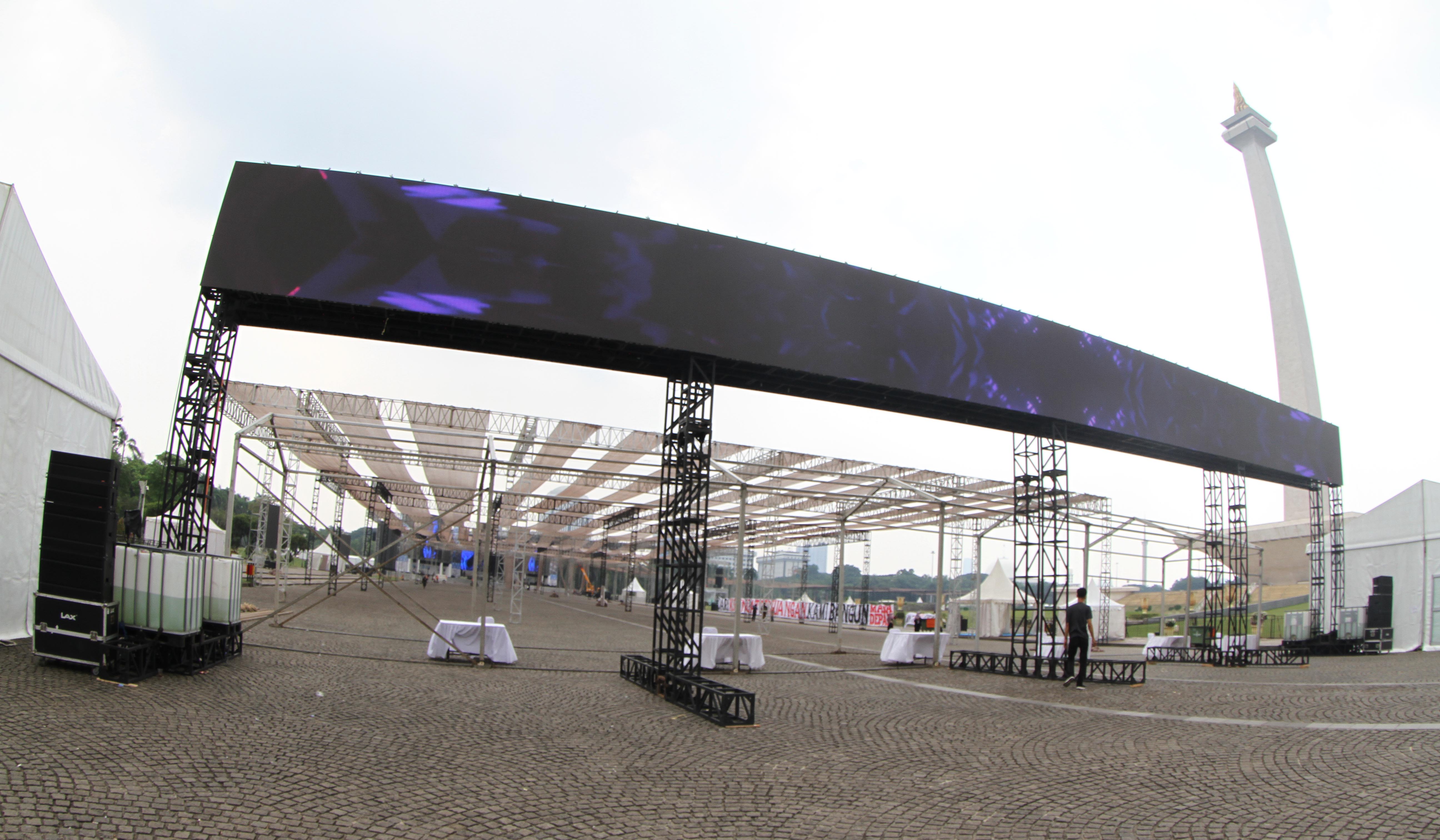 Persiapan jelang puncak hari buruh di kawasan Monas. (Agus Priatna/SinPo.id)