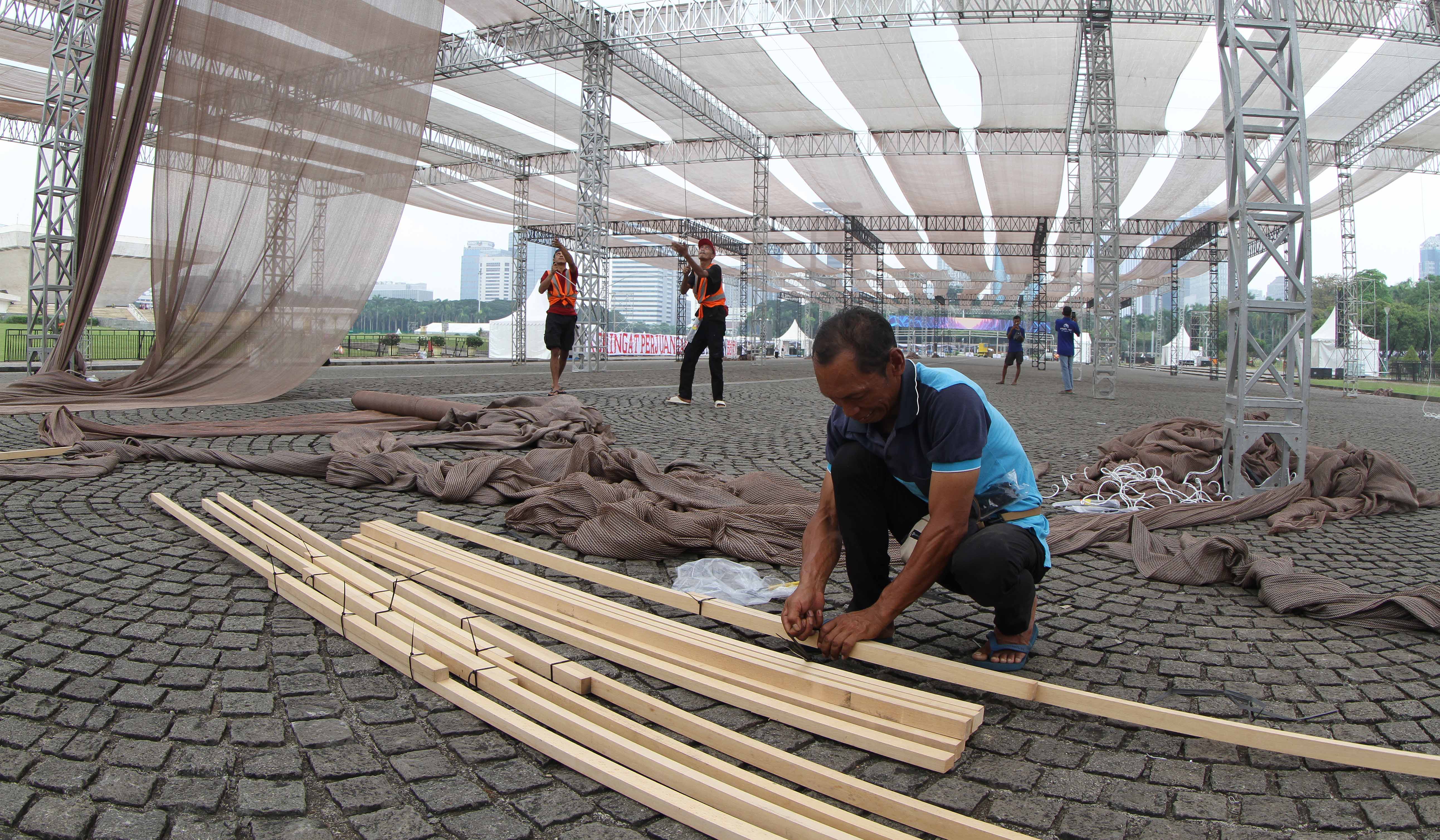 Persiapan jelang puncak hari buruh di kawasan Monas. (Agus Priatna/SinPo.id)
