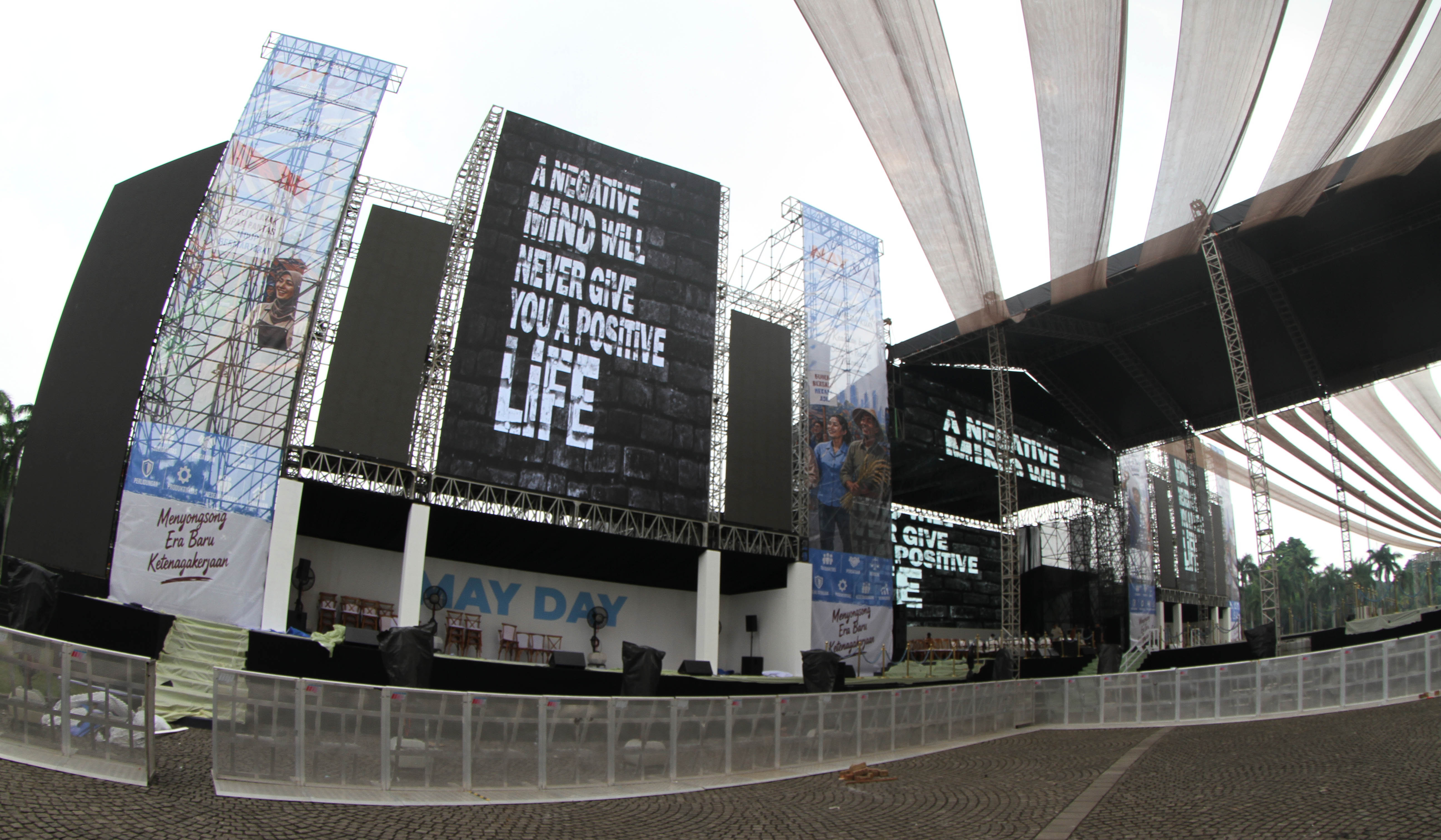 Persiapan jelang puncak hari buruh di kawasan Monas. (Agus Priatna/SinPo.id)