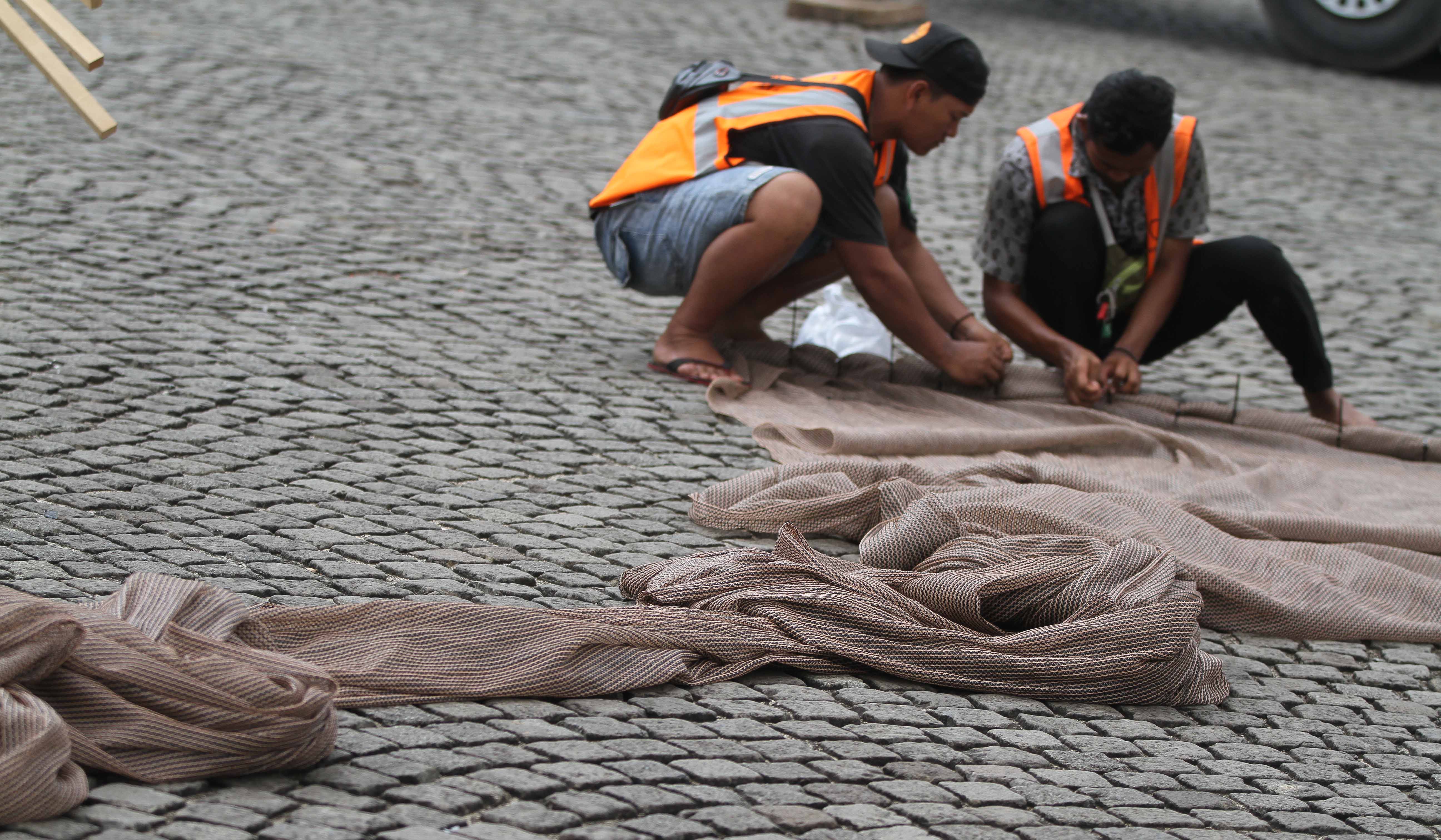Persiapan jelang puncak hari buruh di kawasan Monas. (Agus Priatna/SinPo.id)
