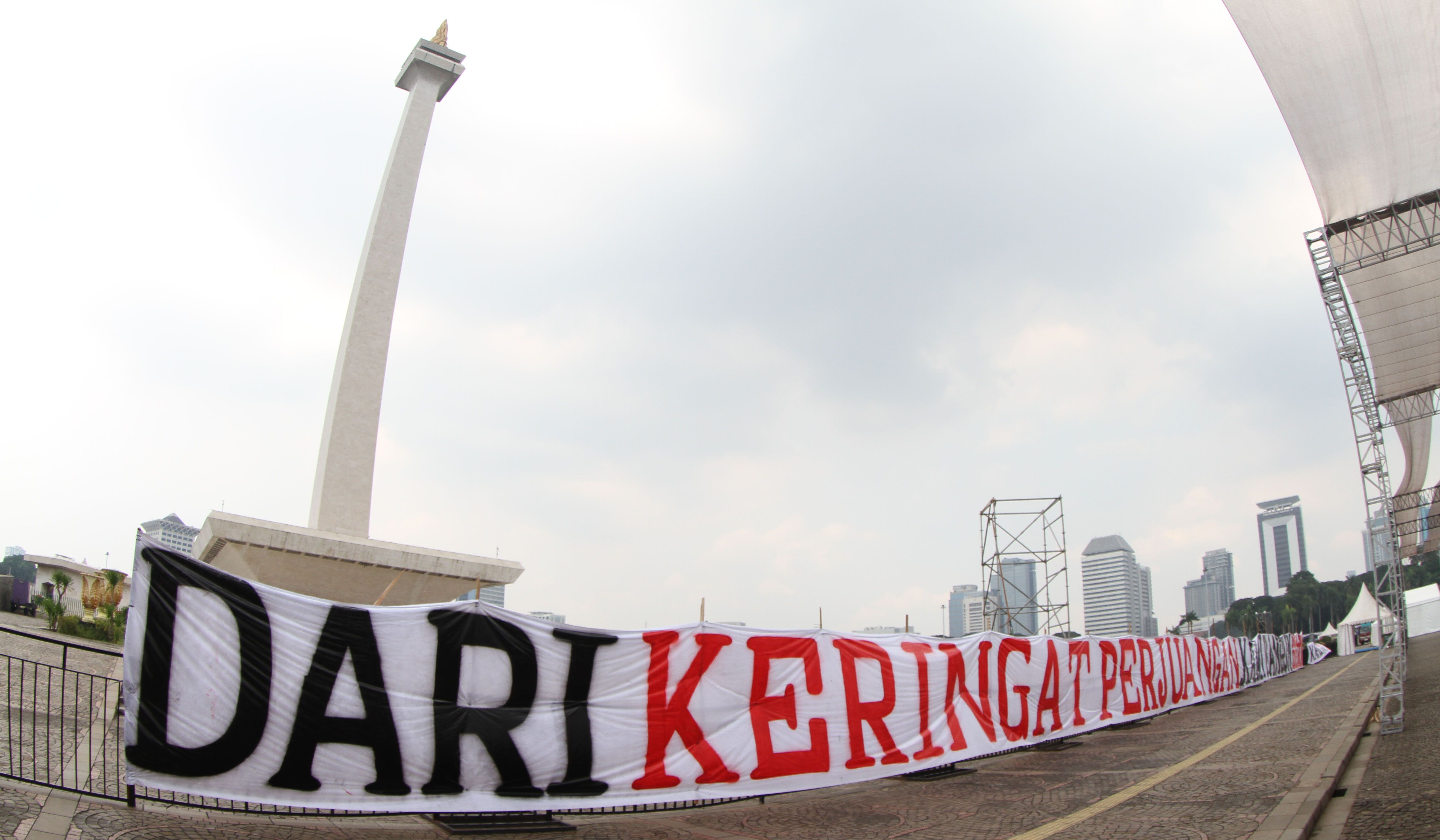Persiapan jelang puncak hari buruh di kawasan Monas. (Agus Priatna/SinPo.id)