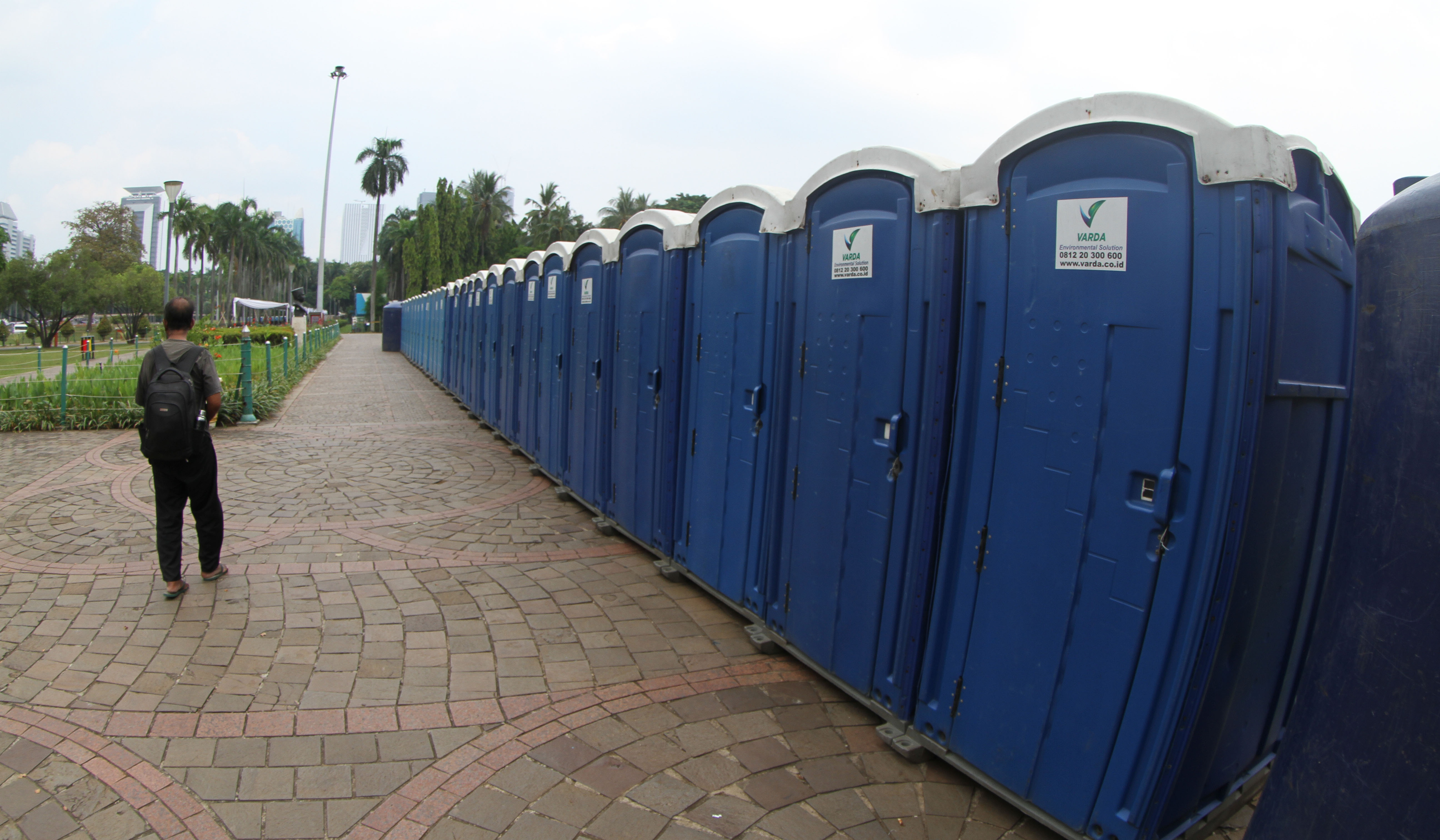 Persiapan jelang puncak hari buruh di kawasan Monas. (Agus Priatna/SinPo.id)