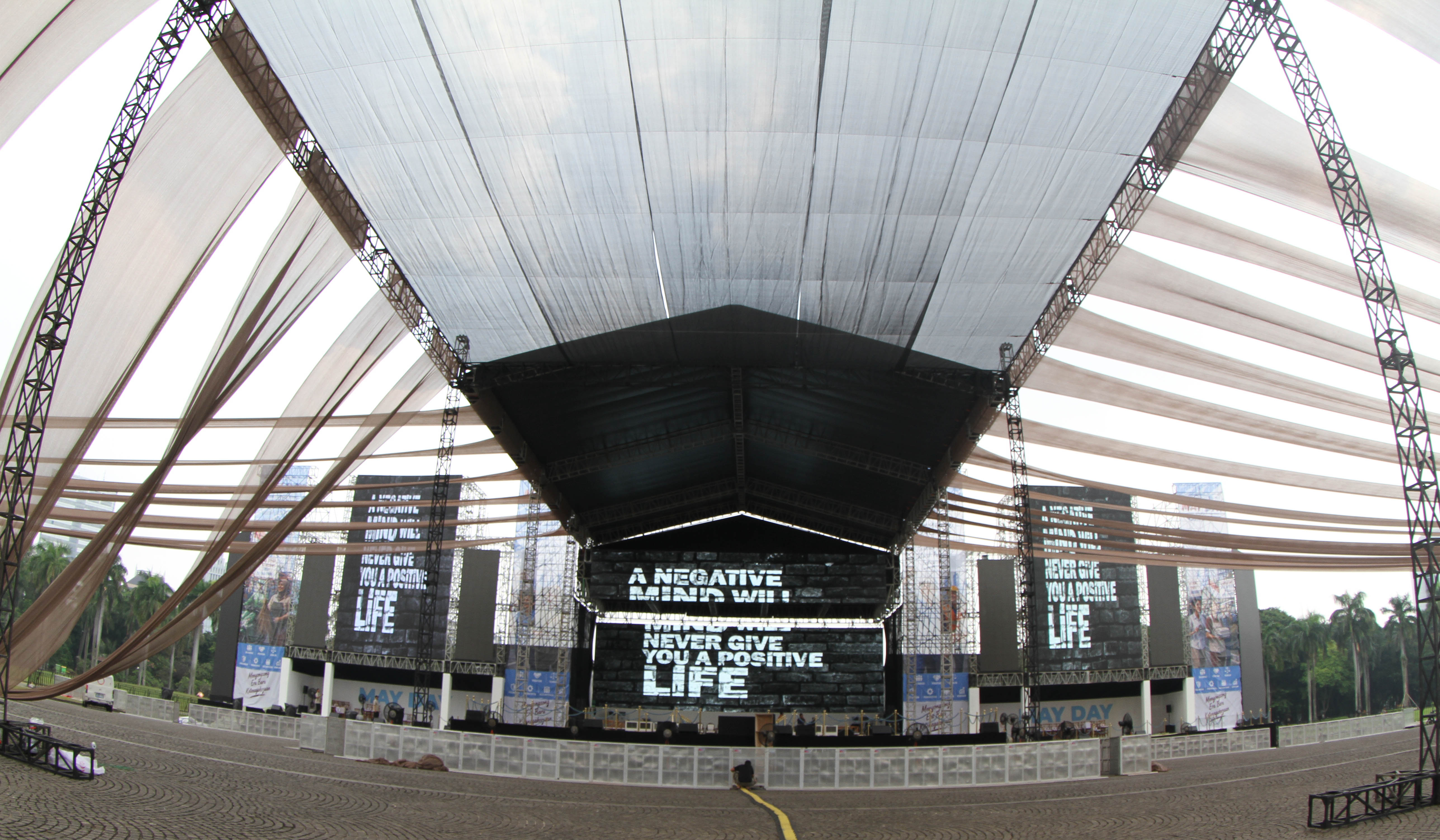 Persiapan jelang puncak hari buruh di kawasan Monas. (Agus Priatna/SinPo.id)