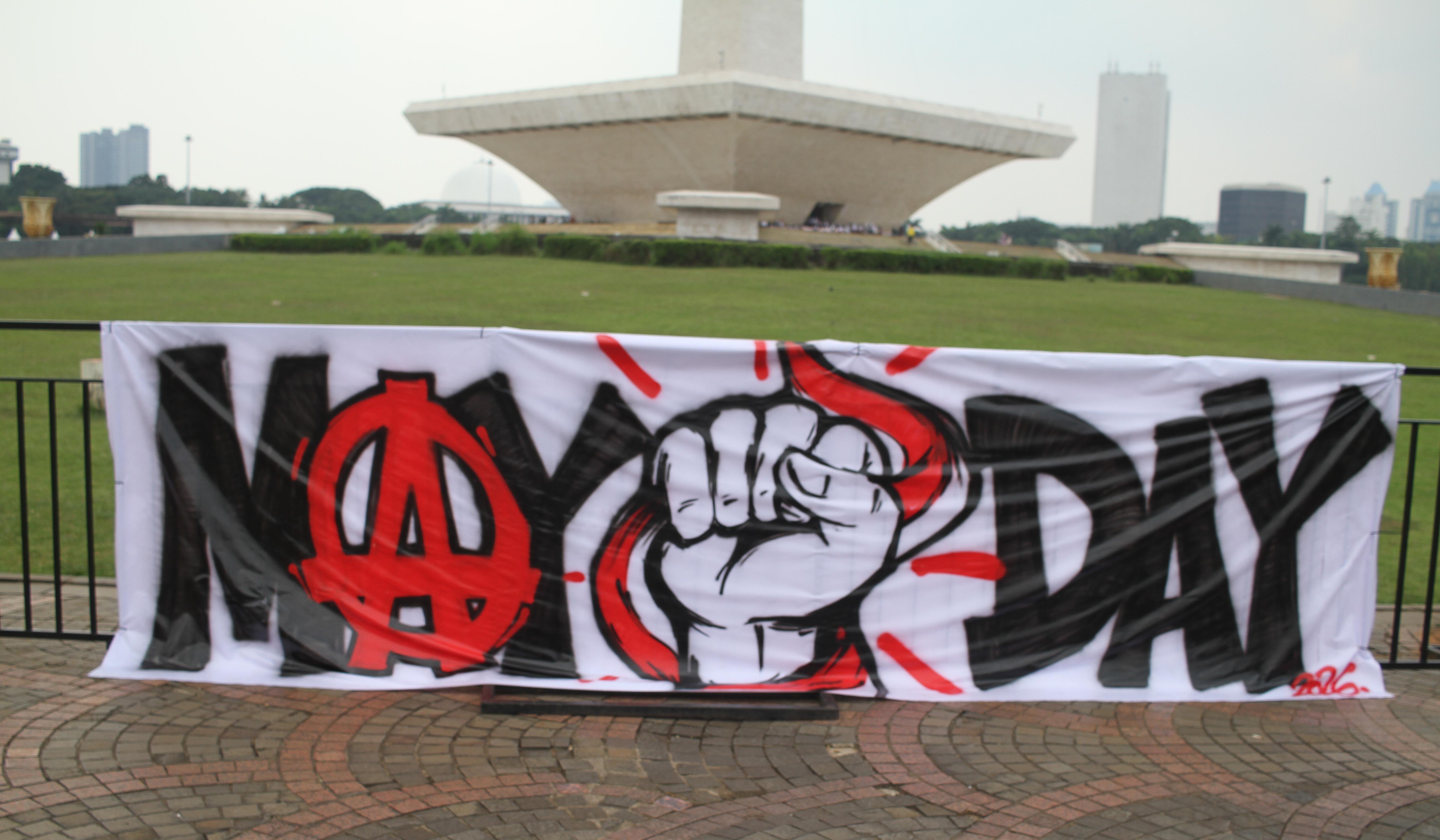 Persiapan jelang puncak hari buruh di kawasan Monas. (Agus Priatna/SinPo.id)