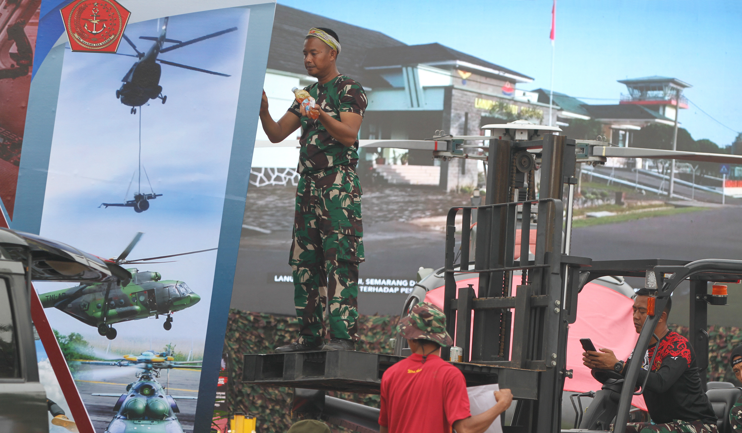Persiapan TNI Fair 2025 di Monas. (Agus Priatna/SinPo.id)